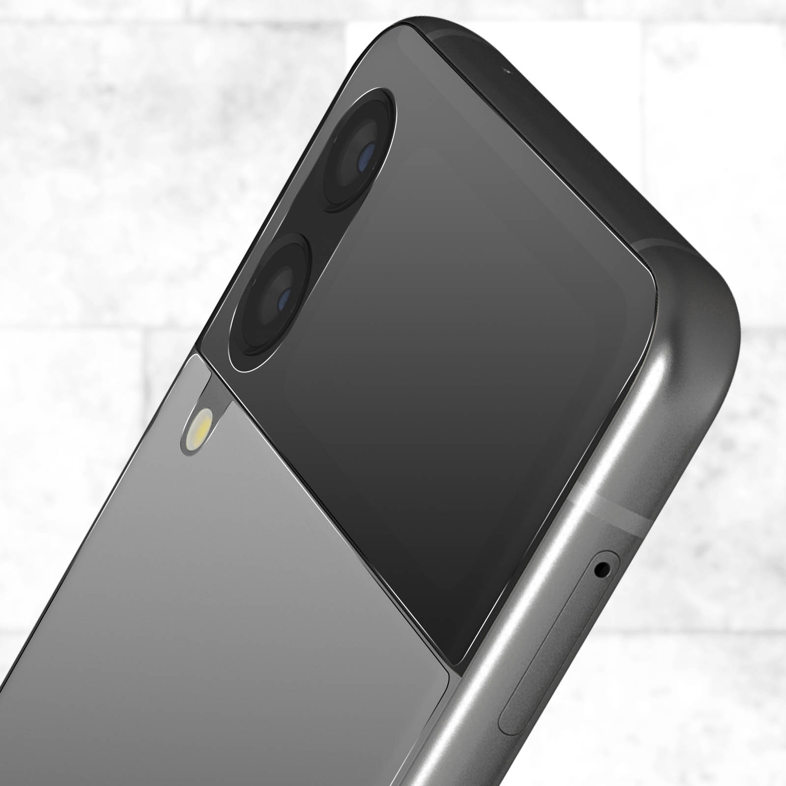 Primo piano di un telefono grigio pieghevole. Fotocamera in alto, parte inferiore grigio scuro.