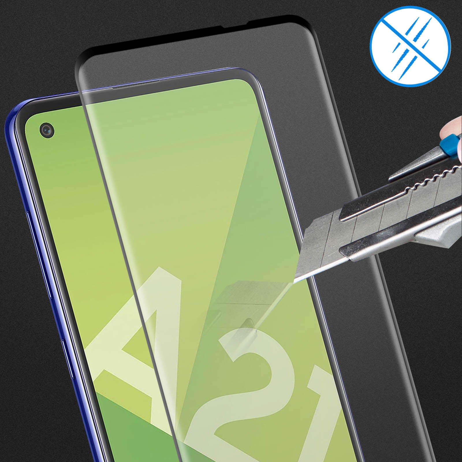 Un telefono con una protezione per lo schermo tagliata con un taglierino. Il telefono è blu, lo schermo verde e lo sfondo nero.