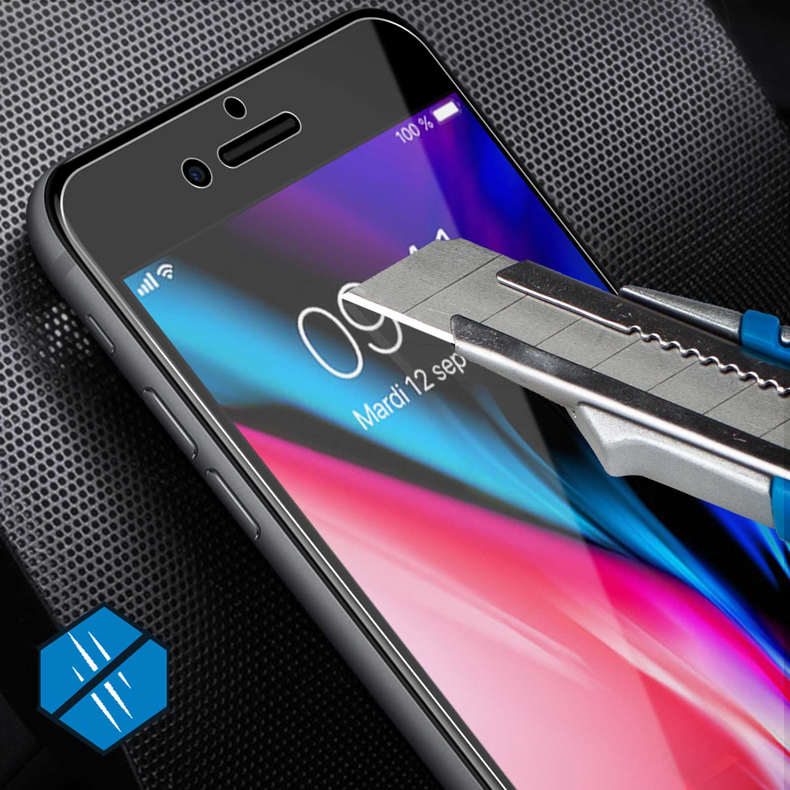 Uno schermo del telefono con una protezione schermo tagliata da una lama.