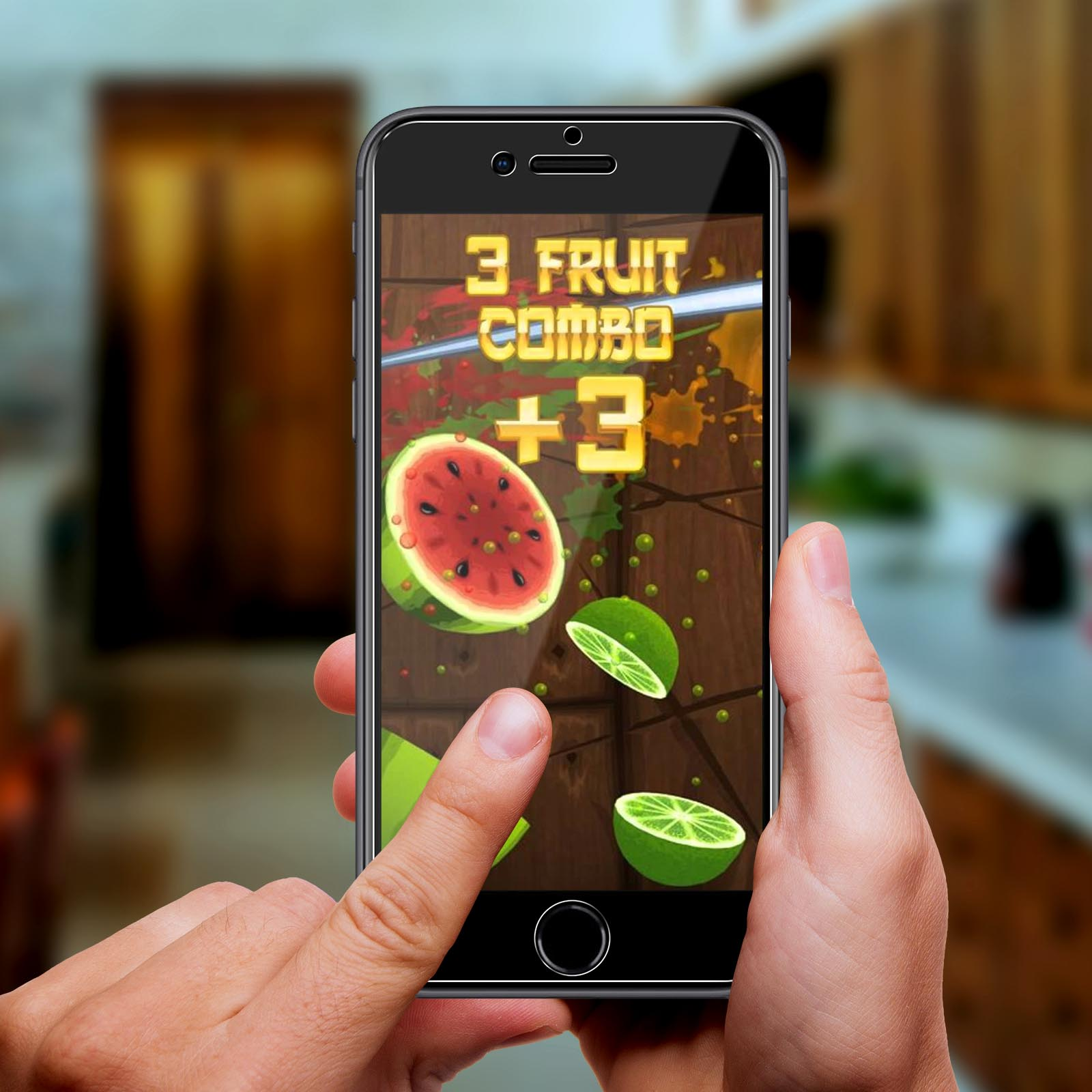 Smartphone che mostra un gioco con frutta tagliata, tenuto in mano. Sfondo sfocato.