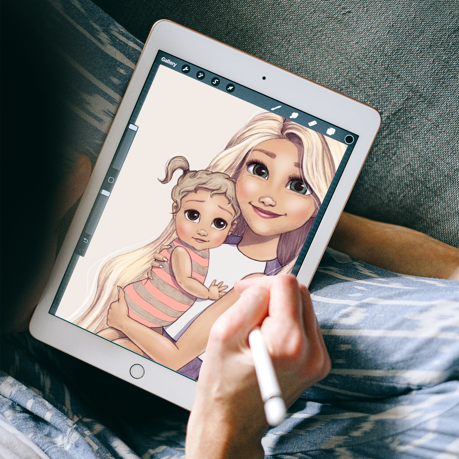 Una persona disegna su un tablet. Il tablet mostra una madre dei cartoni animati che tiene in braccio un bambino. La scena è su sfondo blu e bianco.