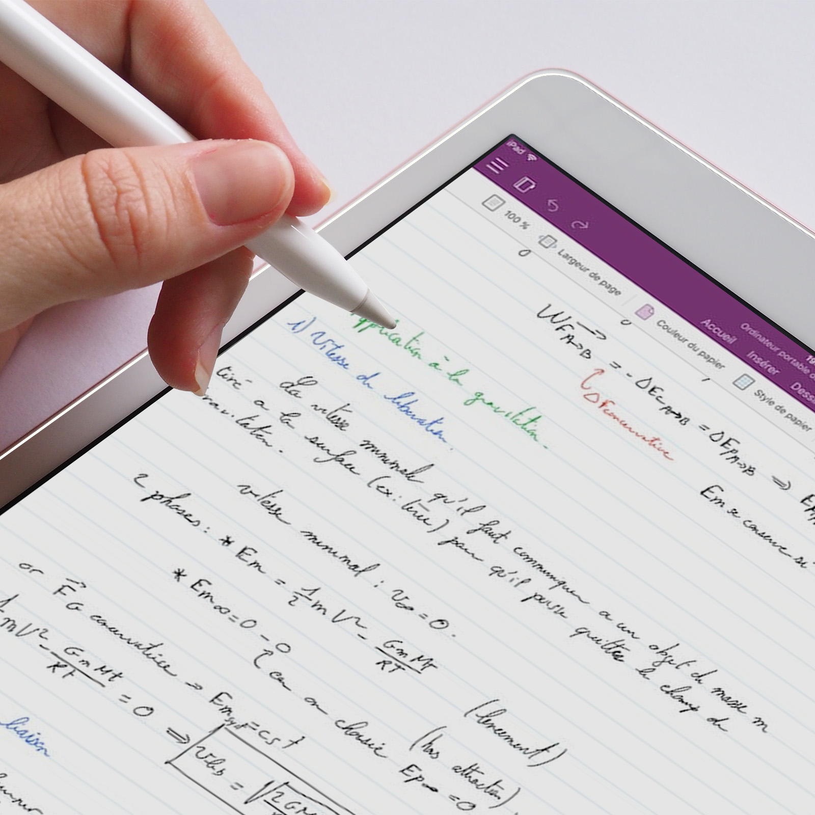 Una mano tiene uno stilo bianco su un iPad. Lo schermo mostra appunti manoscritti con equazioni e diagrammi.