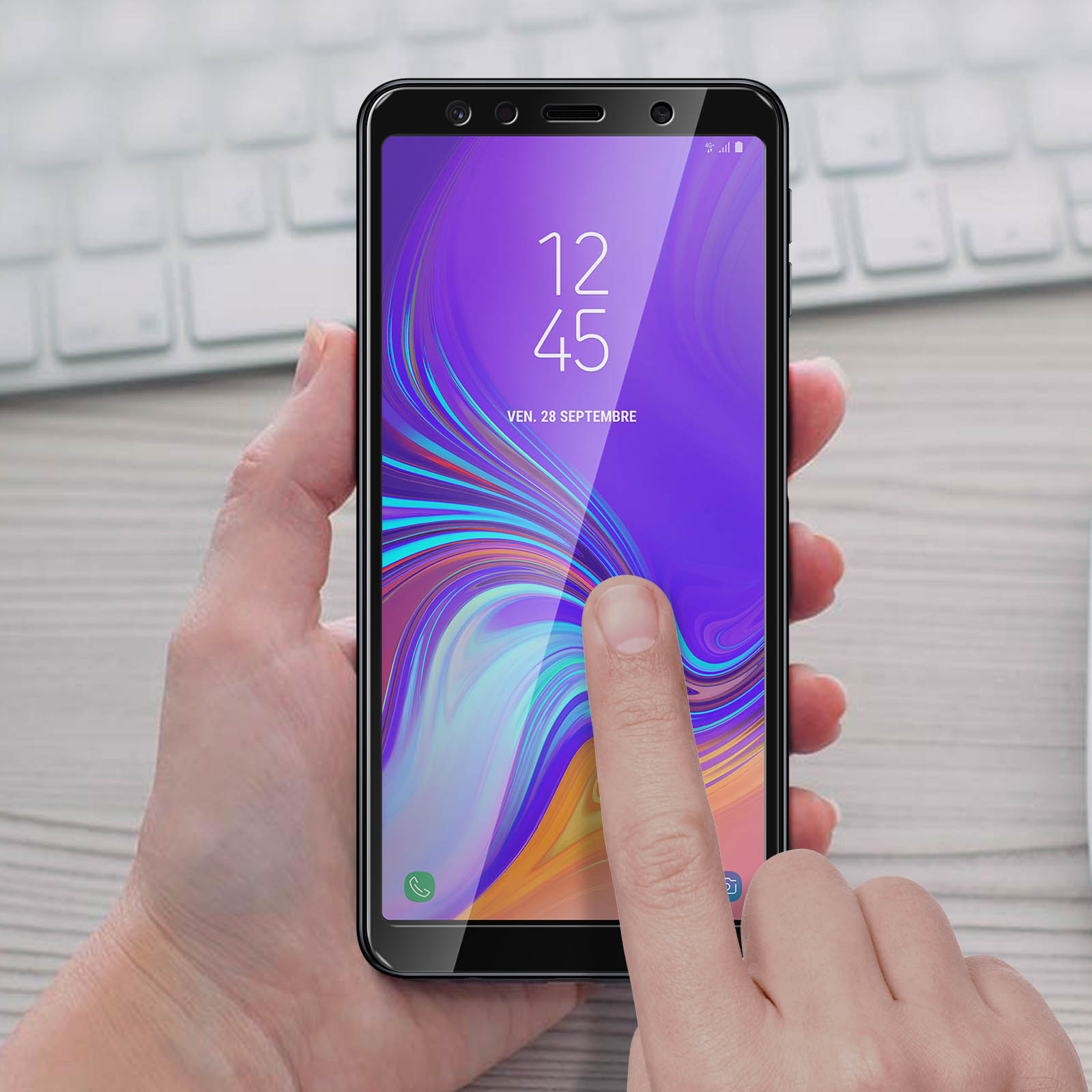 Mano tocando la pantalla del teléfono. El teléfono muestra la hora y la fecha. Protector en el teléfono.