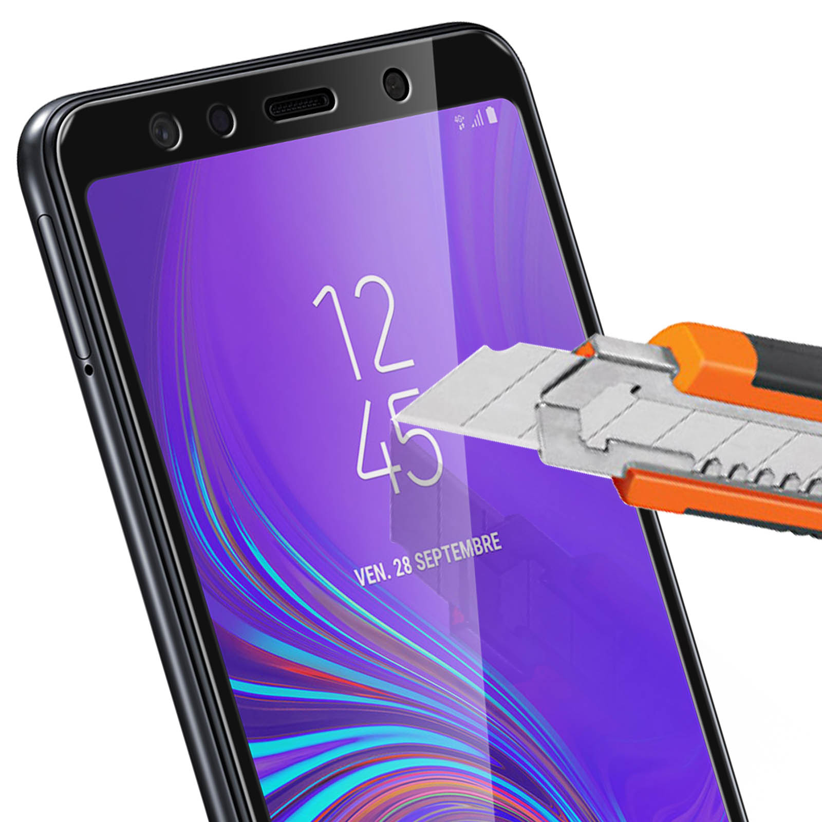 Un teléfono con un protector de pantalla. Un cúter está cortando la pantalla para mostrar la protección.