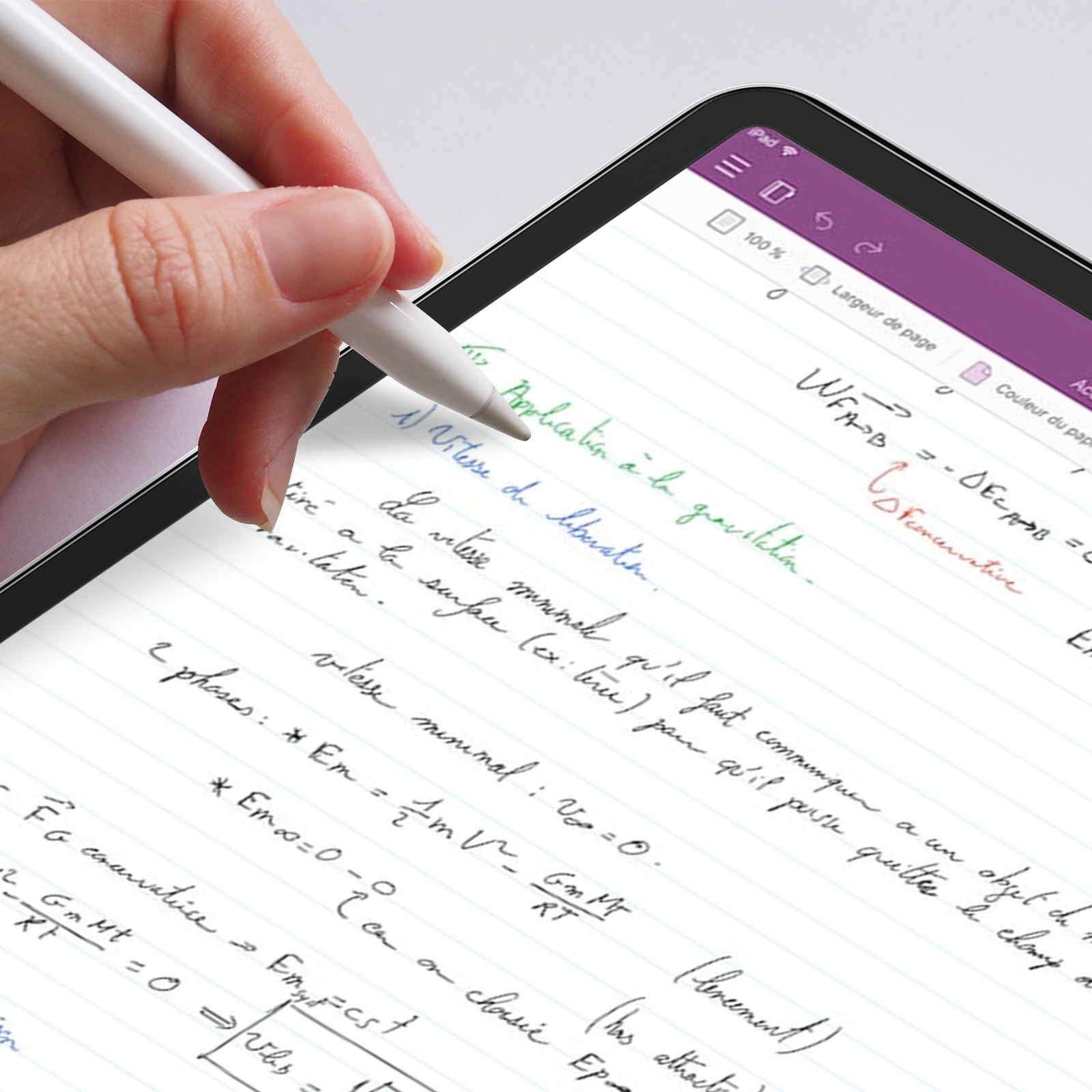 Una mano che tiene uno stilo su un tablet con equazioni scritte.