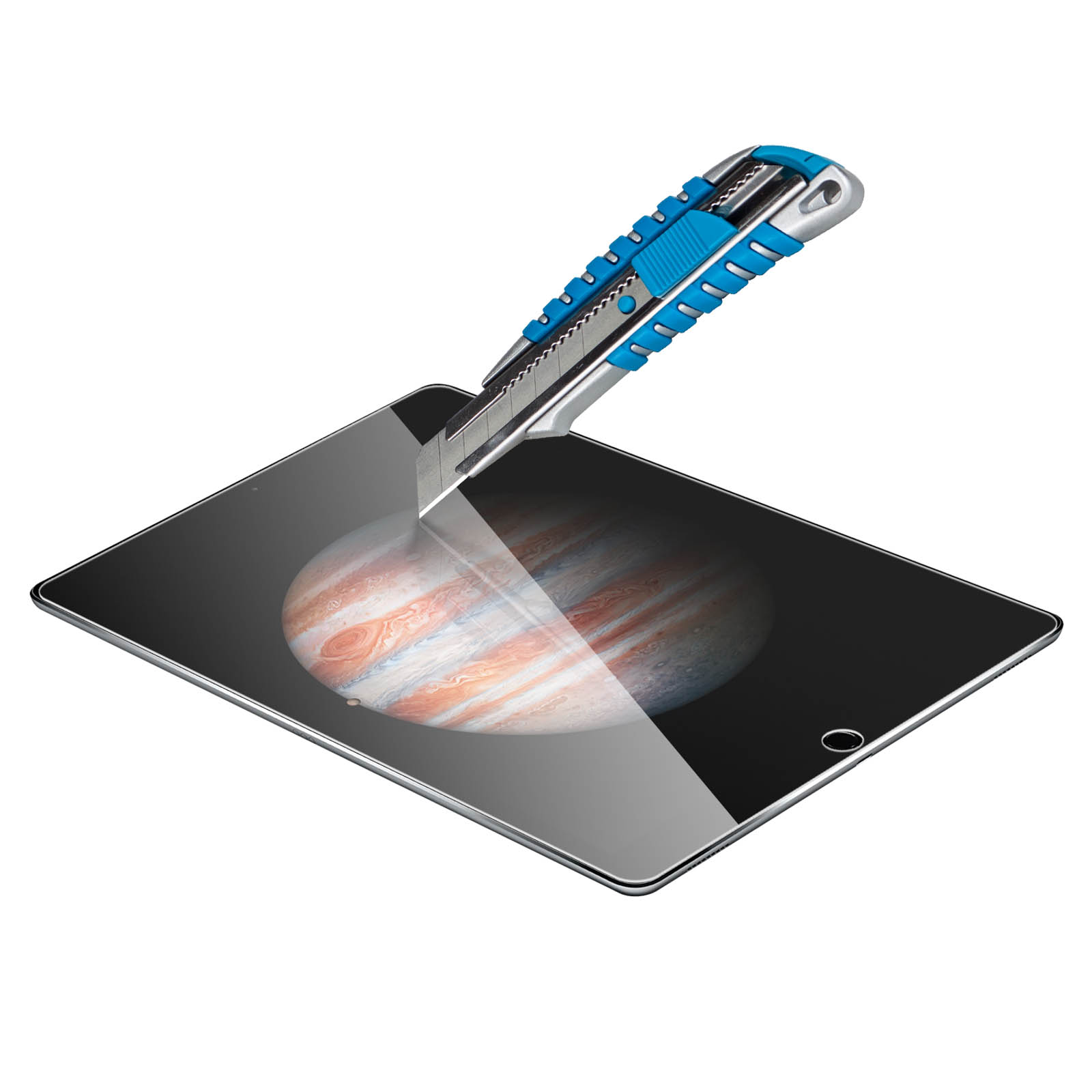 Un tablet con protezione schermo tagliato da un taglierino blu e argento, Giove visibile sullo schermo.