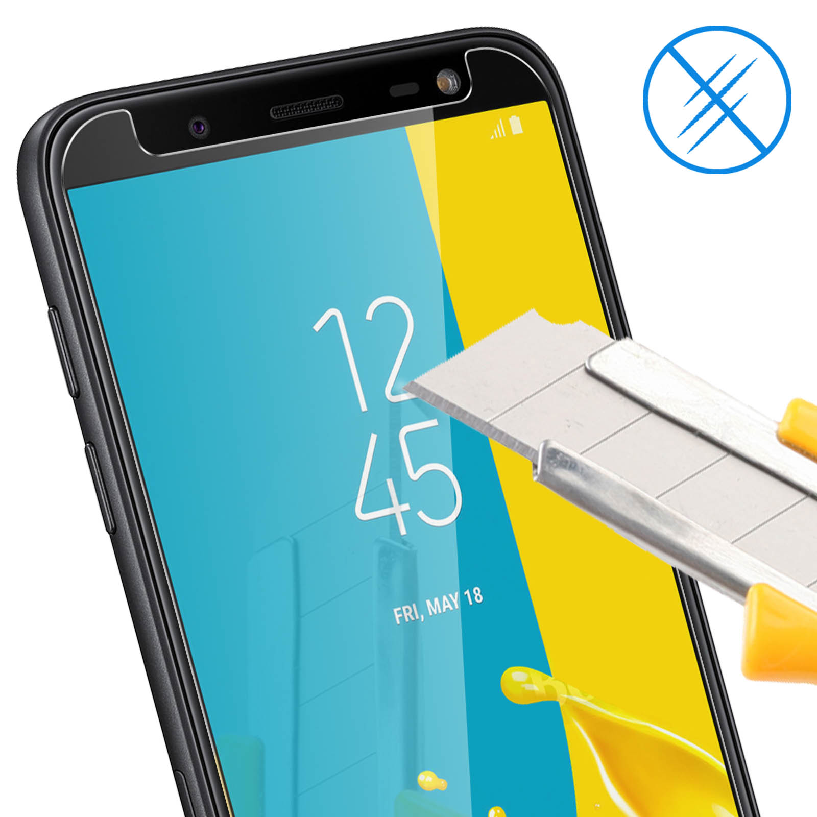 Uno schermo del telefono con una protezione tagliata da un coltello.