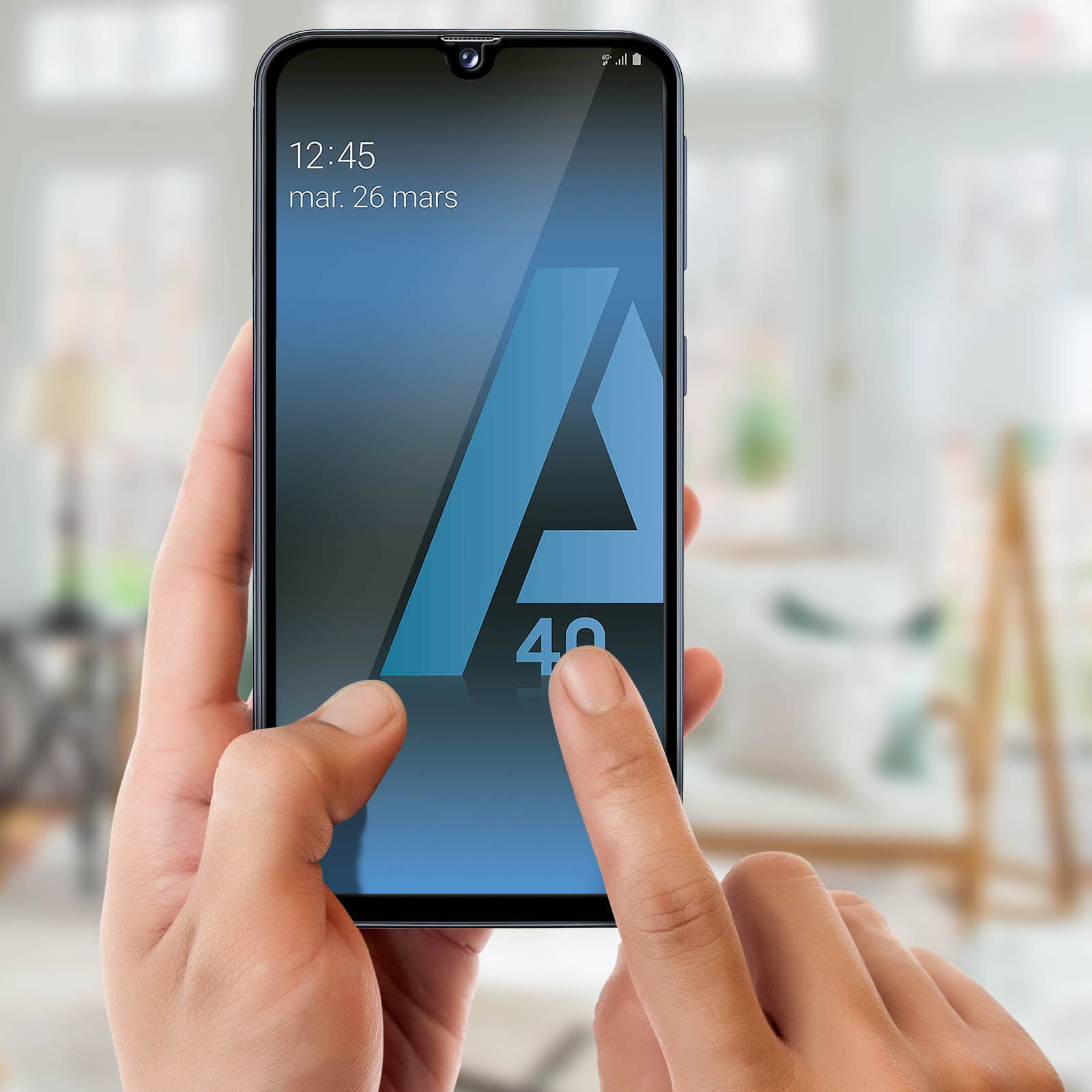 Mano che tiene un telefono con protezione schermo. Schermo mostra logo blu 'A40'. Protezione trasparente.