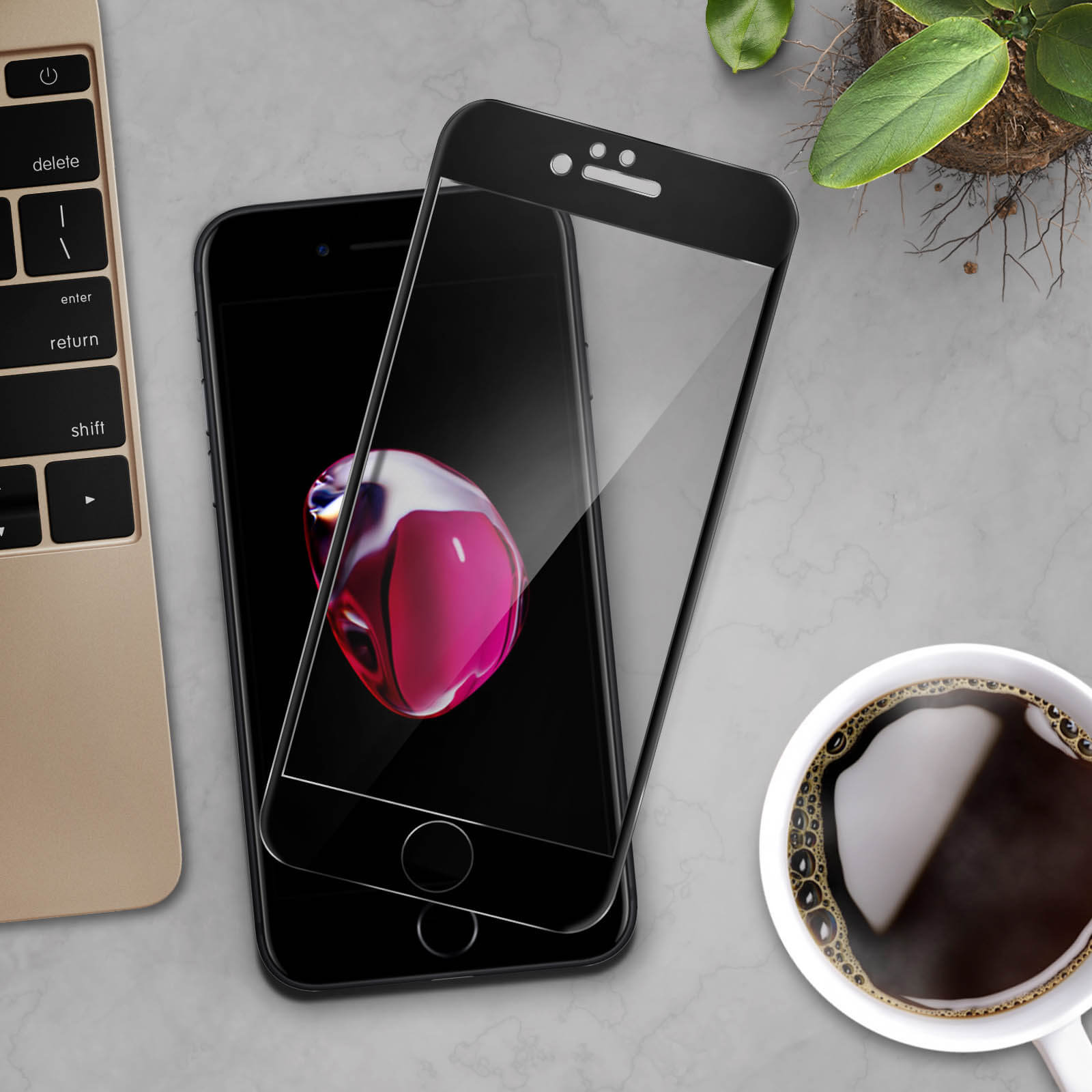 Telefono con protezione schermo accanto a tazza di caffè e tastiera. Lo schermo mostra un grafico rosa. Protezione trasparente.