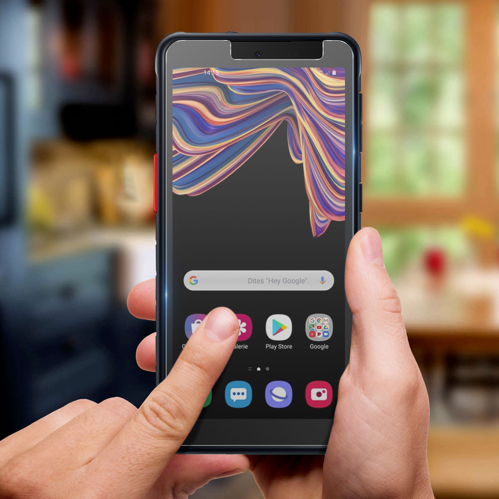 Una mano tocca lo schermo del telefono che mostra app. Il telefono ha una cornice nera.