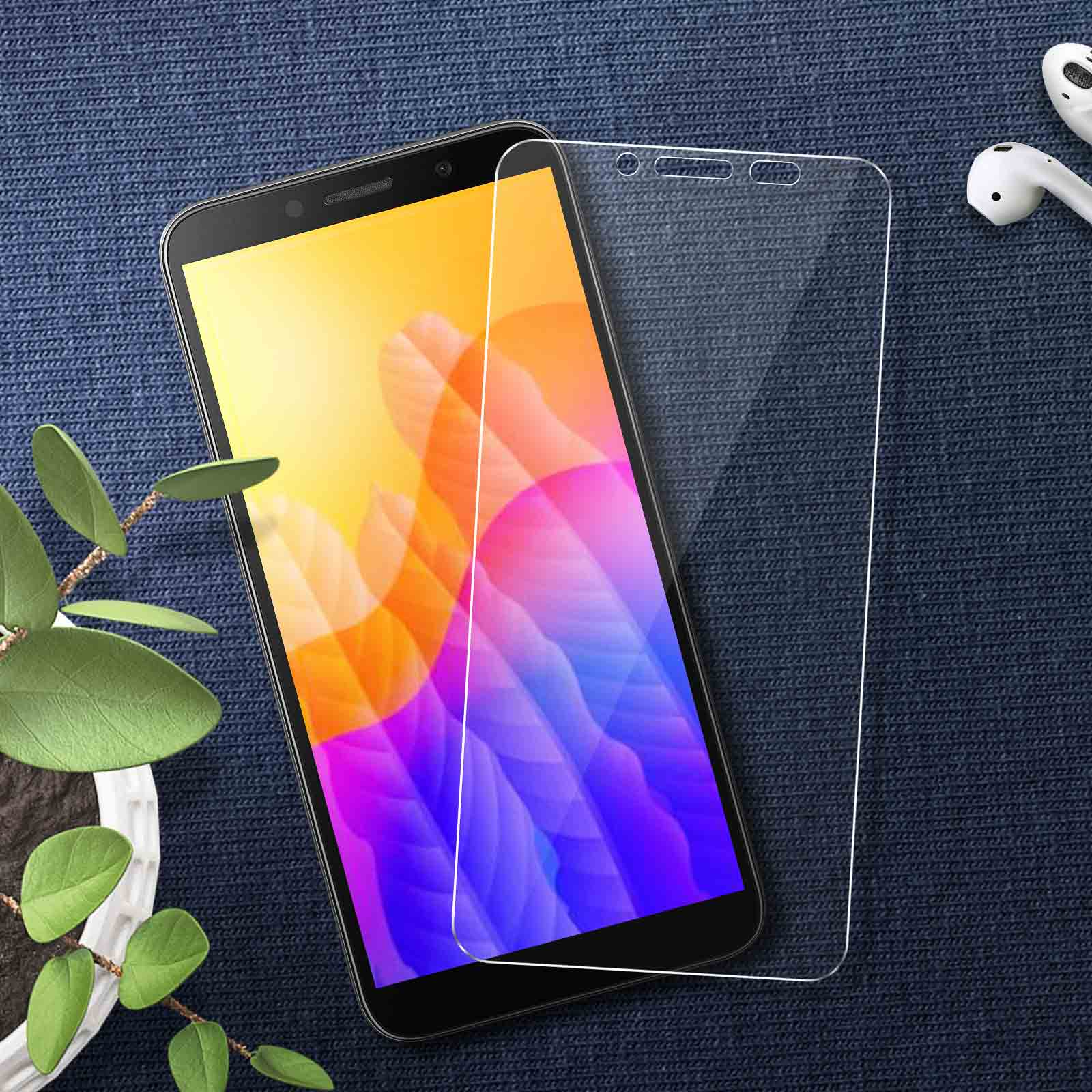 Un telefono con una protezione per lo schermo applicata, una protezione per lo schermo e un paio di auricolari bianchi.