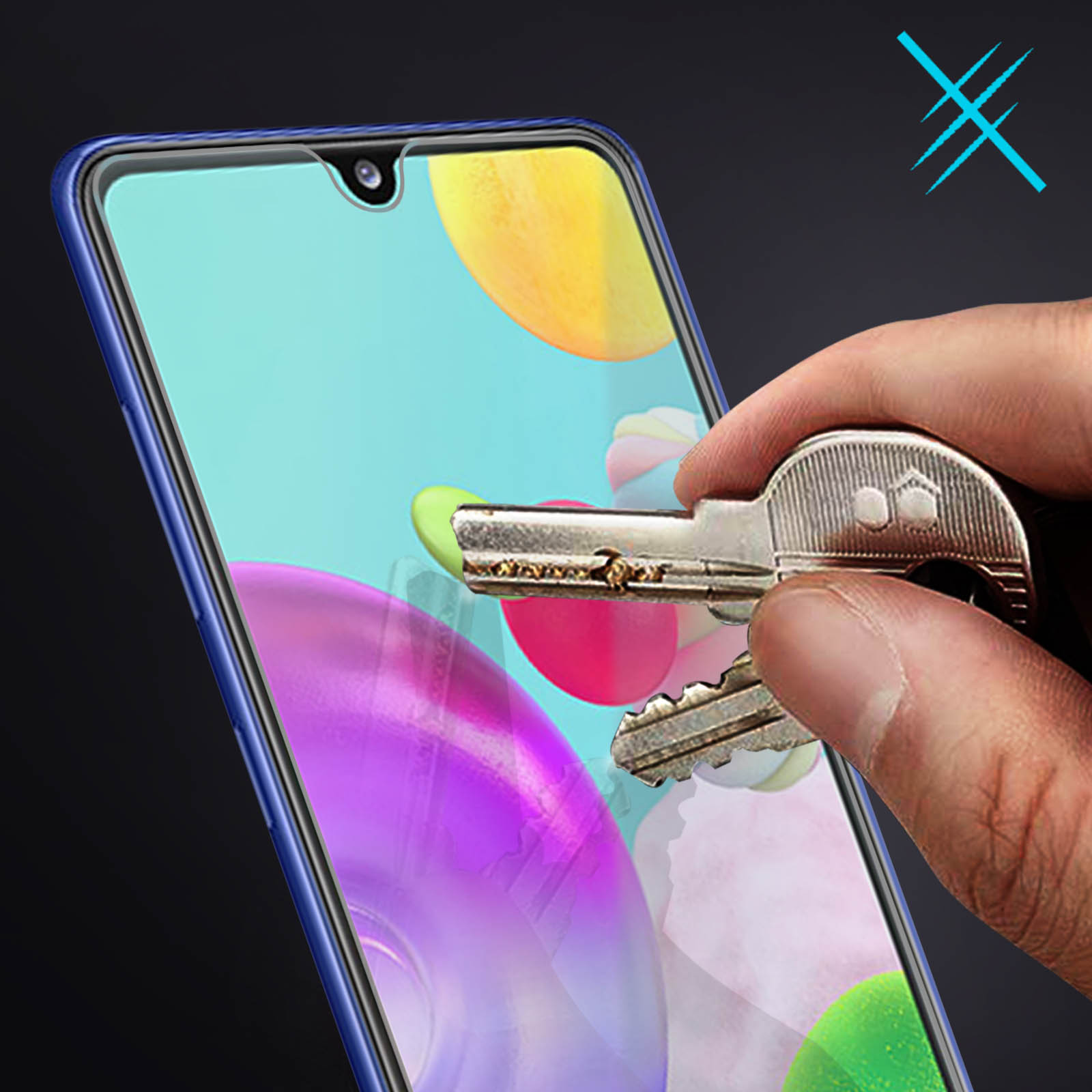 Mano che tiene le chiavi sopra lo schermo di un telefono. Lo schermo ha uno sfondo astratto colorato.