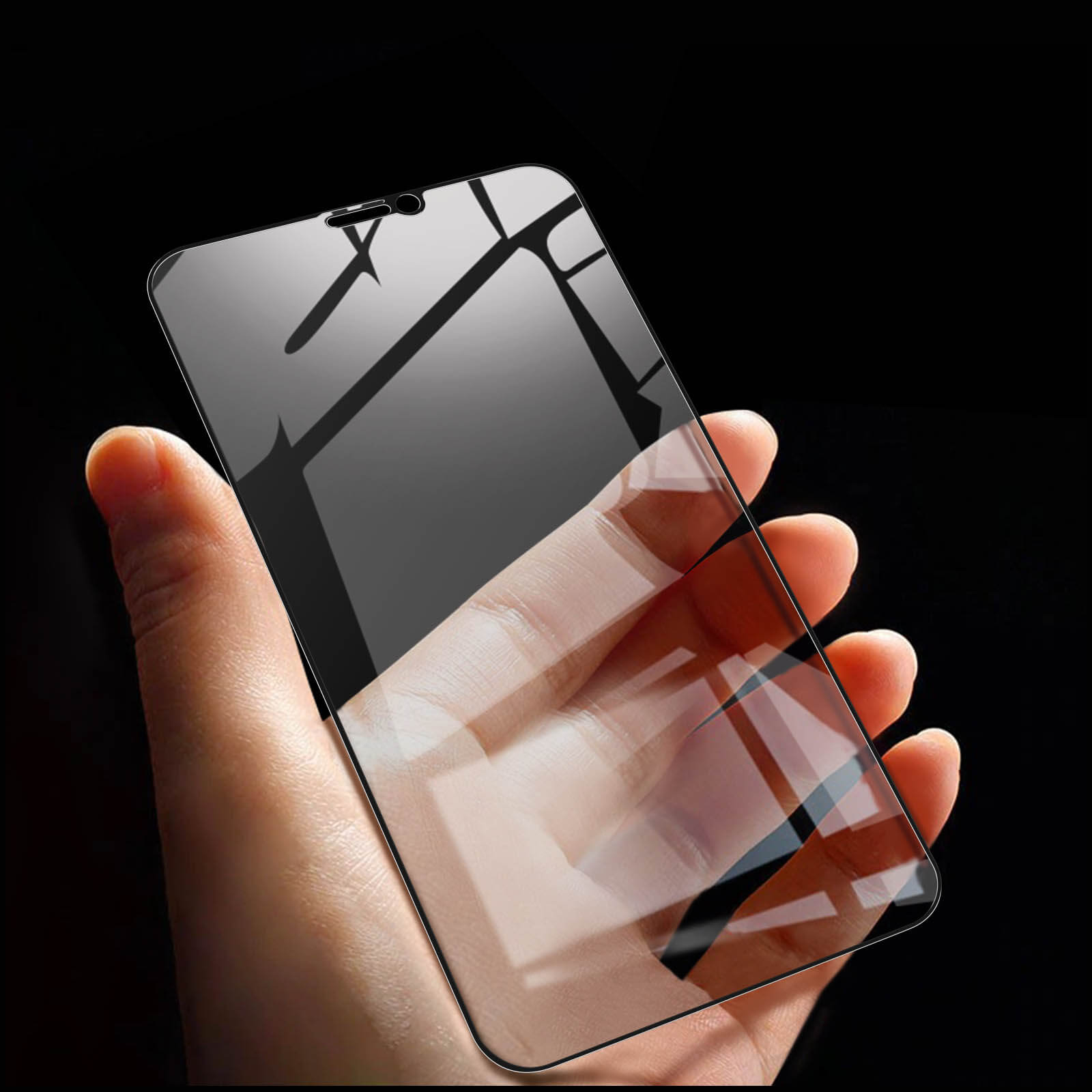 Mano che tiene telefono con protezione. Schermo visibile. Protezione che copre lo schermo.