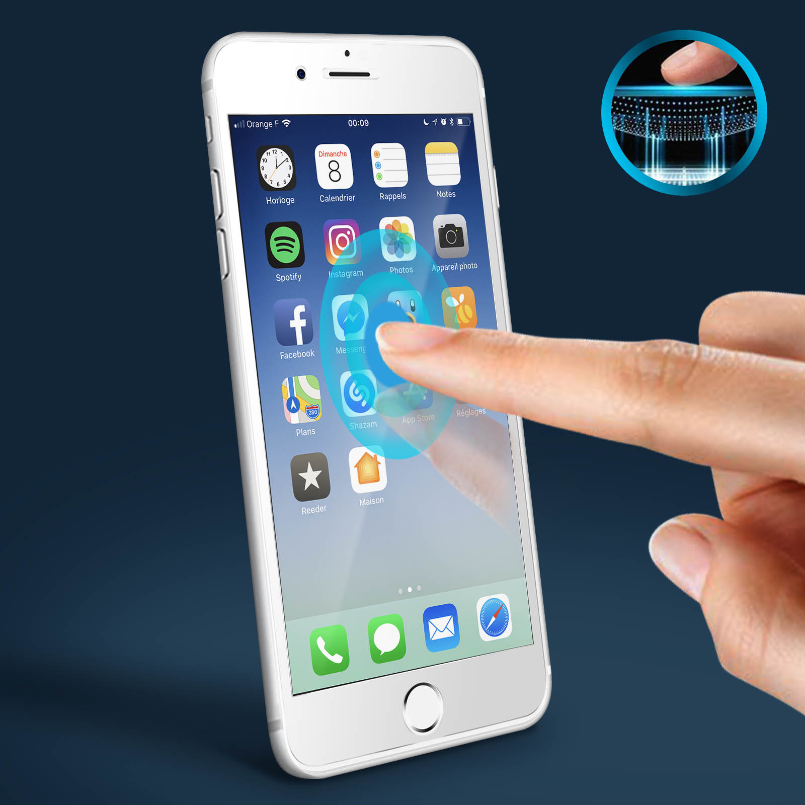 Een hand raakt een telefoonscherm aan met app-iconen. De telefoon is wit, tegen een donkerblauwe achtergrond.
