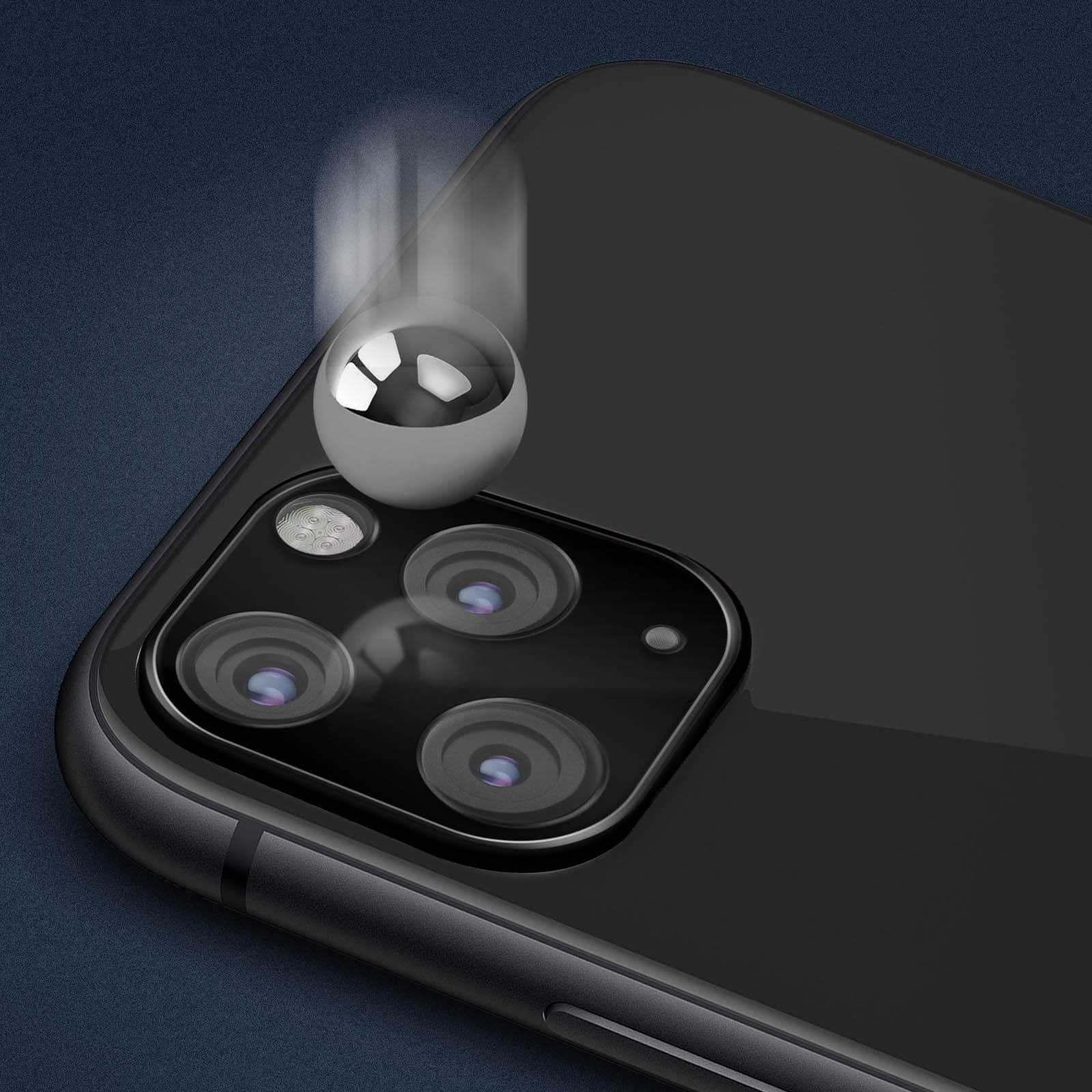 Una sfera lucida sembra impattare le lenti della fotocamera sul retro di uno smartphone nero. Sfondo blu scuro.