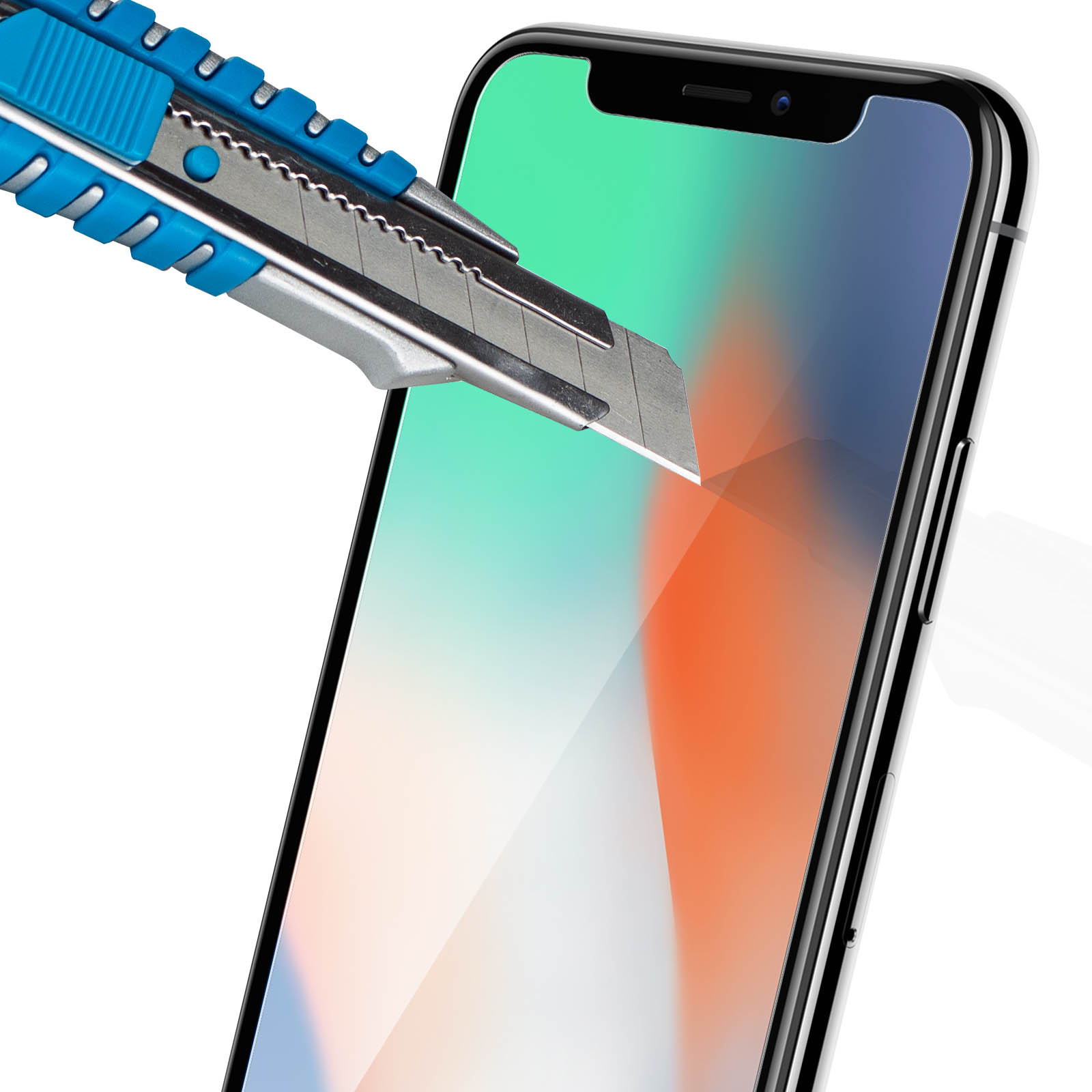 Un taglierino taglia una protezione schermo applicata a uno smartphone.