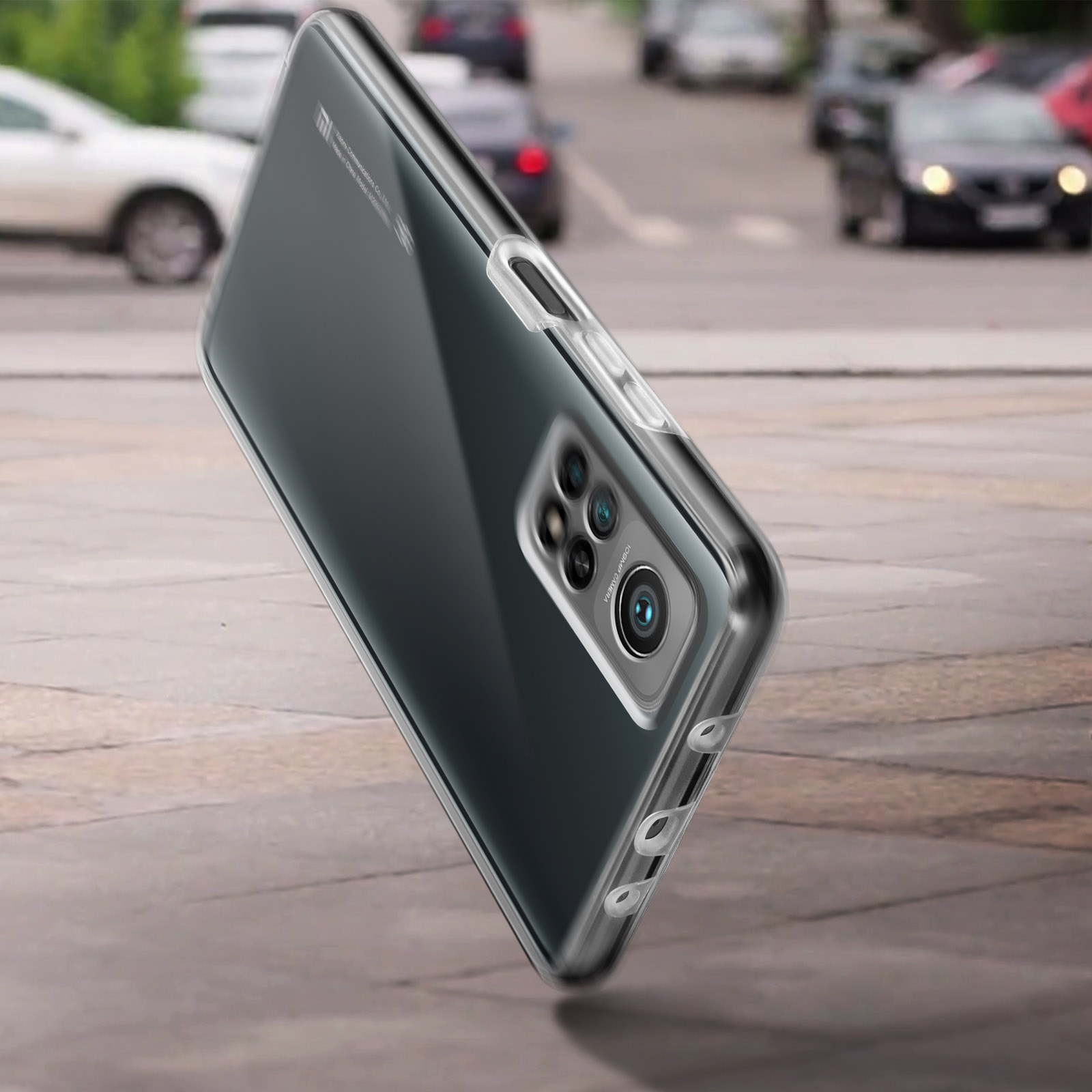 Smartphone nero in una custodia trasparente, leggermente inclinato, con sfondo sfocato.