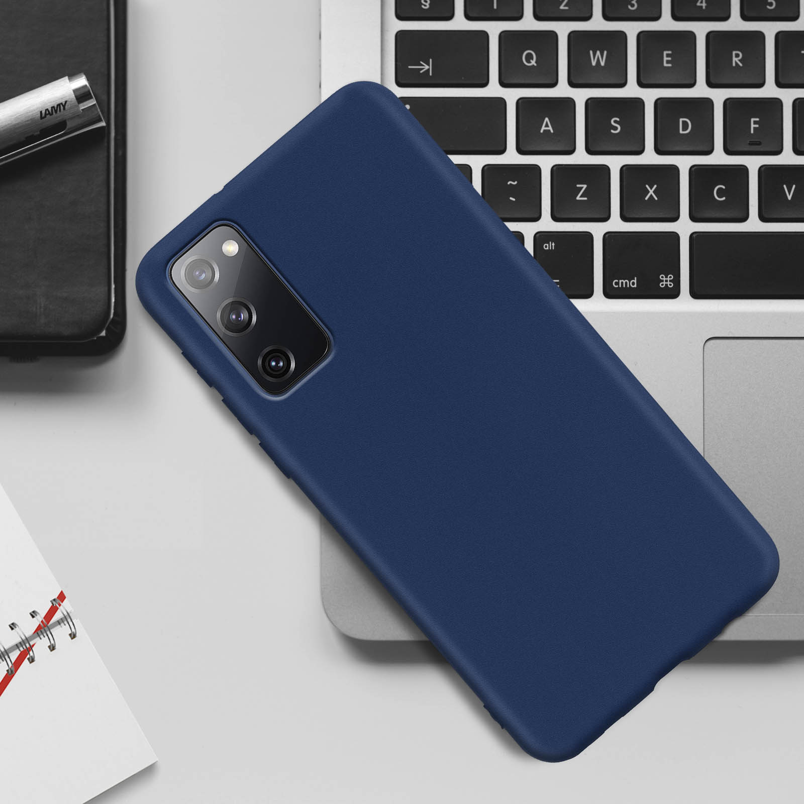 Una custodia blu navy su una tastiera di un laptop, con una penna Lamy visibile.