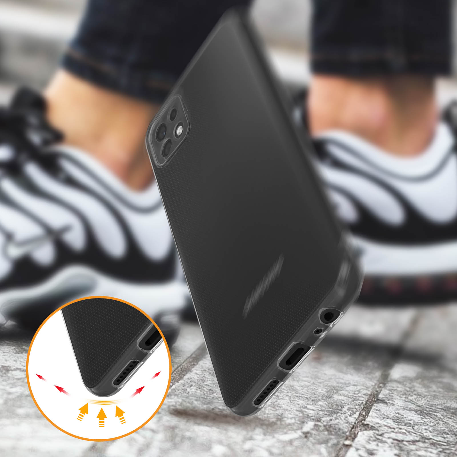 Coque de téléphone noire avec bord transparent. Le téléphone est sur un fond flou avec des chaussures.