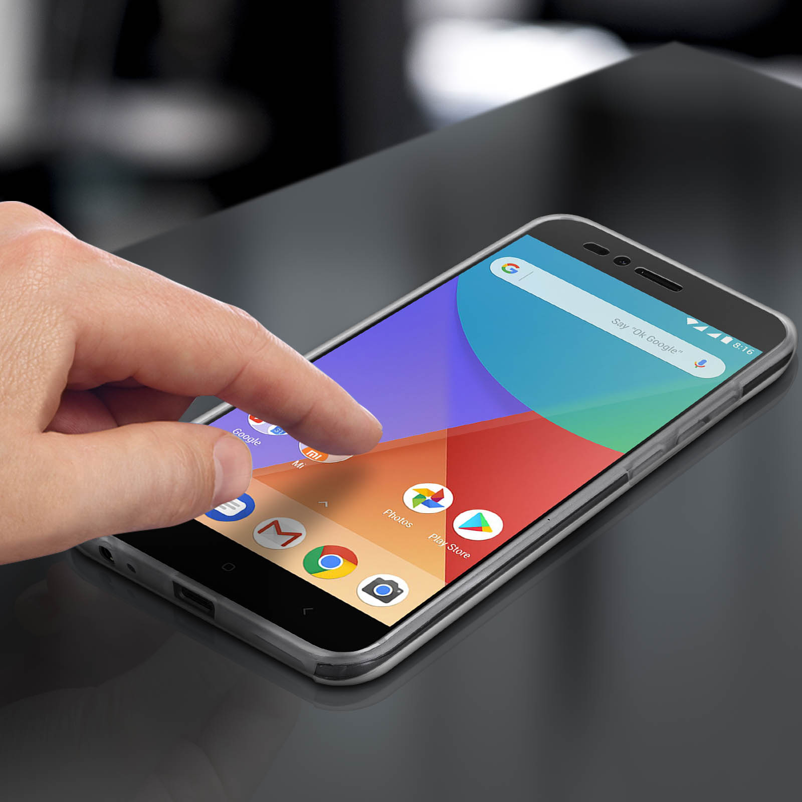 Una mano usa un dito per toccare lo schermo del telefono. Il telefono mostra le app.