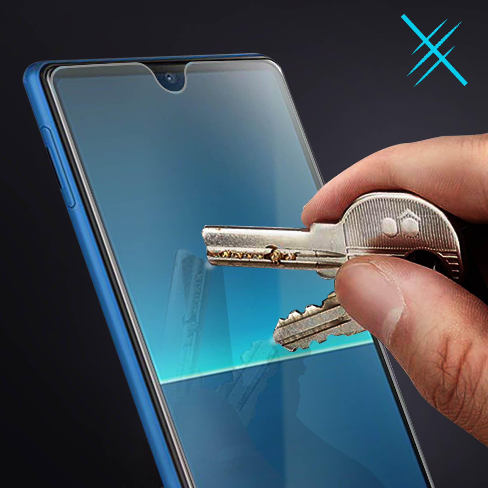 Una mano tiene delle chiavi vicino a un telefono, mostrando la protezione dello schermo. Il telefono è blu e le chiavi argentate, su sfondo scuro.