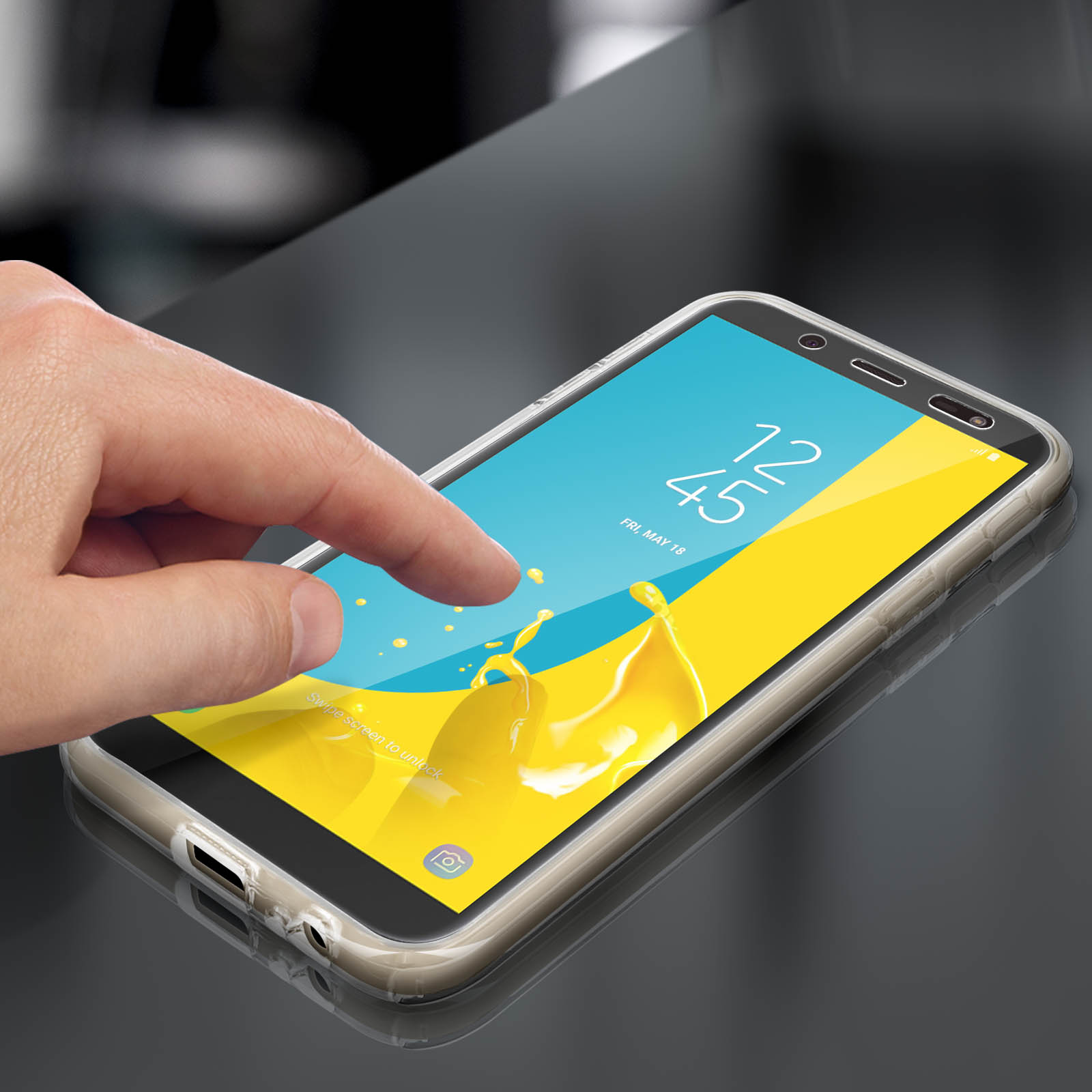 Una mano tocca lo schermo del telefono con una custodia, mostrando uno spruzzo giallo.