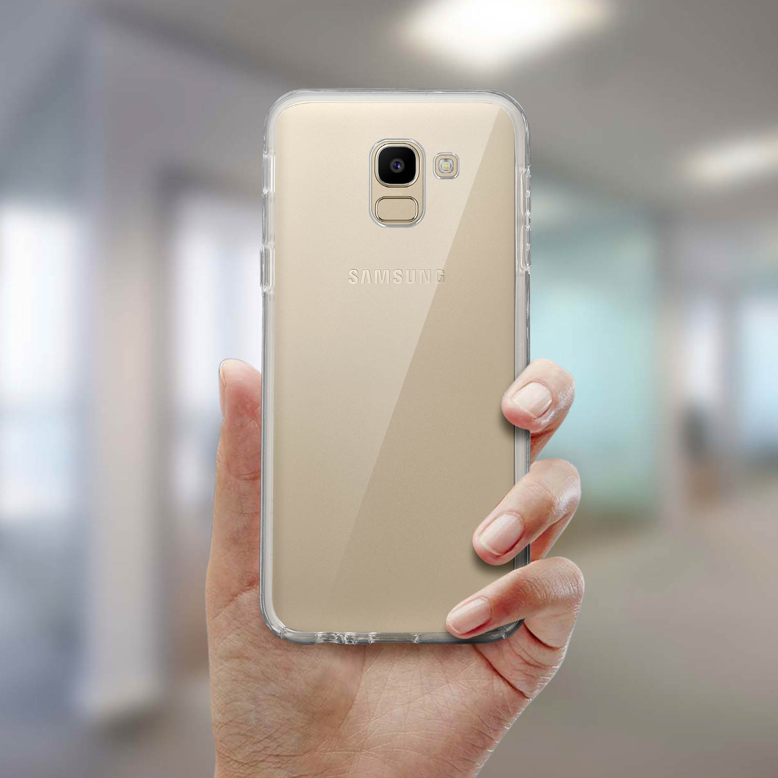 Mano che tiene un telefono. Schermo del telefono visibile. Sfondo sfocato.