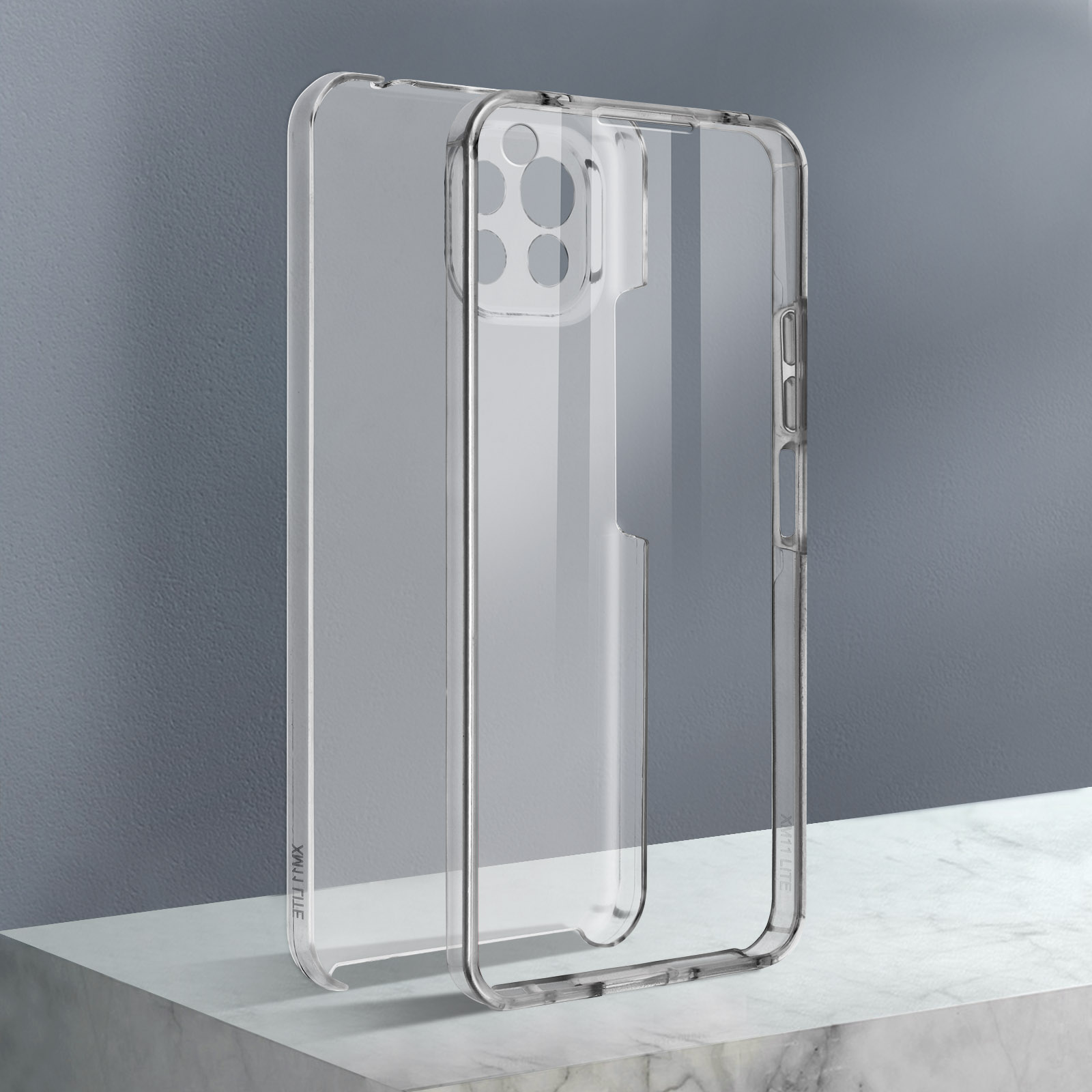 Une coque de téléphone transparente. Elle est montrée de dos, et la coque est devant un fond gris.