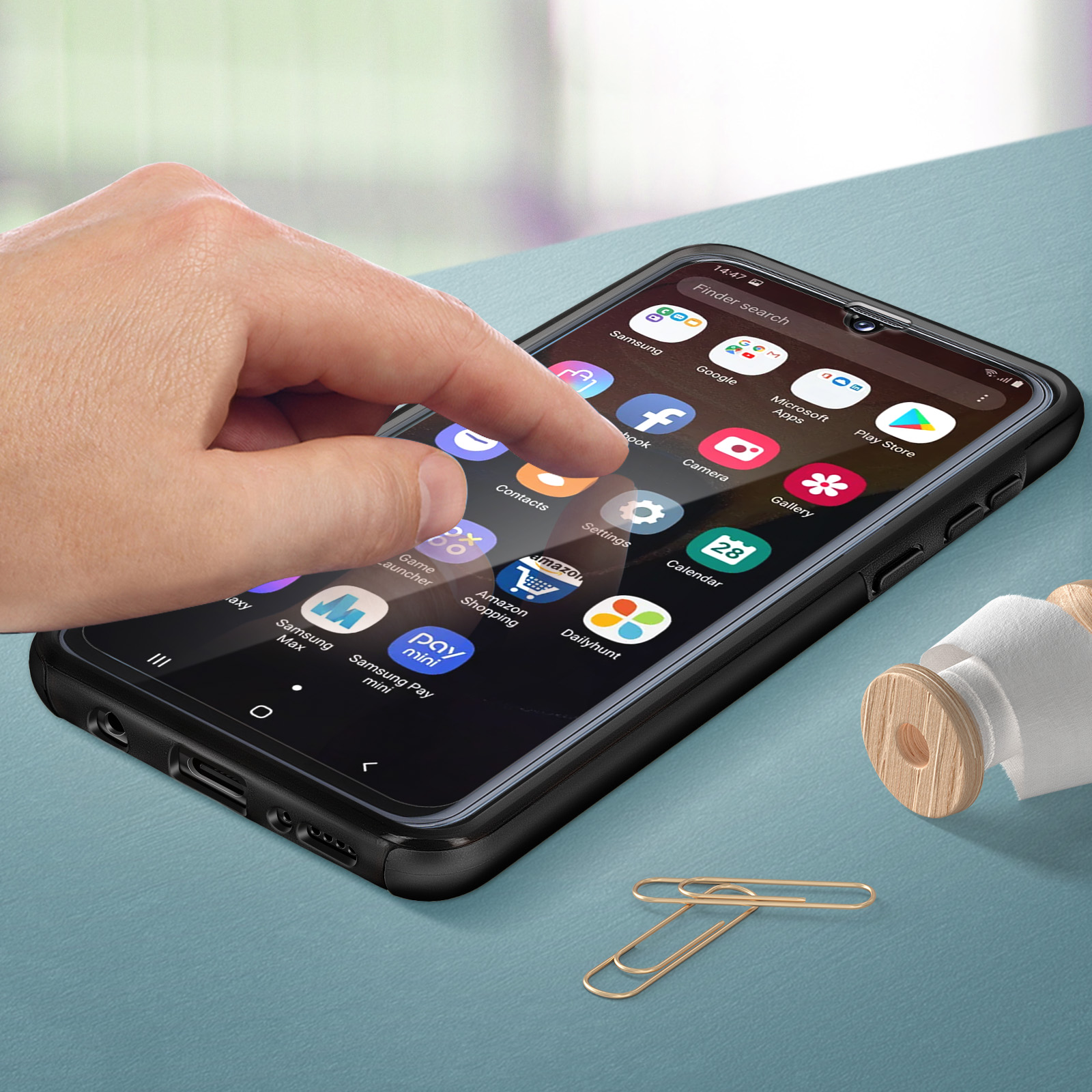 Un étui de téléphone bleu avec un cadre noir. L'étui est sur une surface blanche.