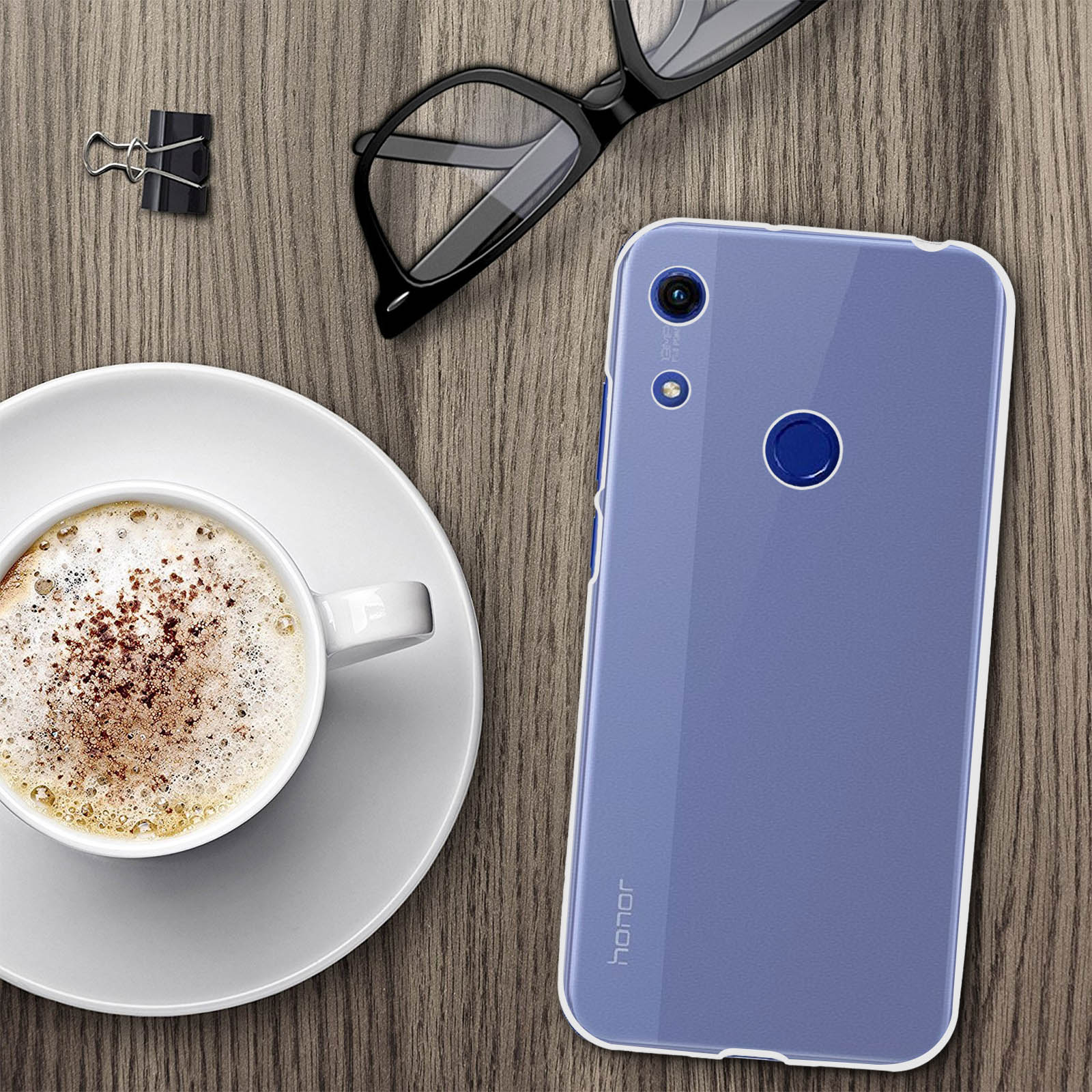Una custodia per telefono con retro viola, e una tazza di caffè e occhiali su un tavolo di legno.