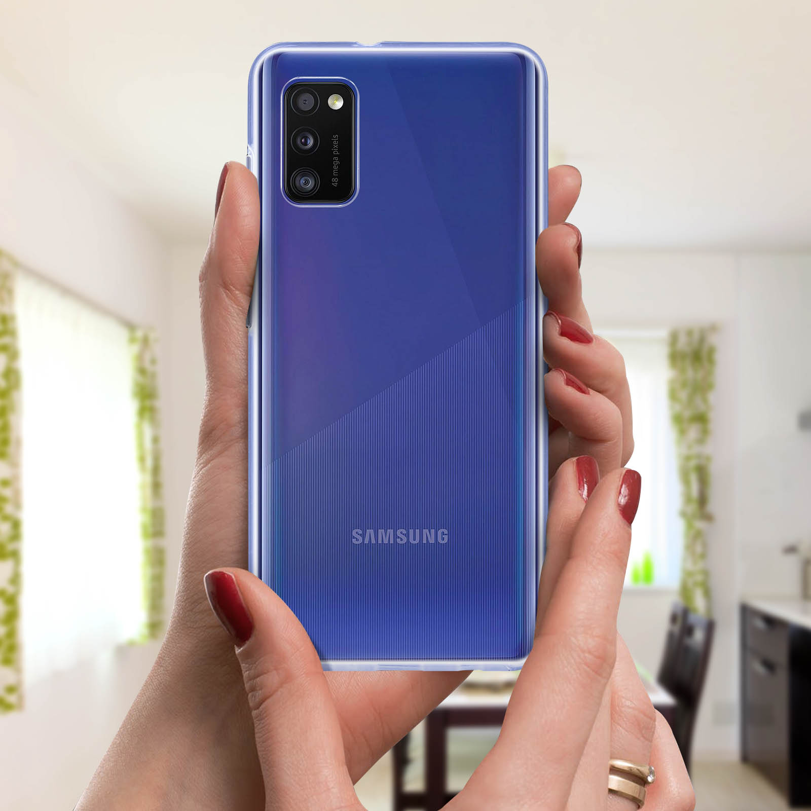 Hand die een telefoon met een blauwe gradiënt op de achterkant vasthoudt. Transparante hoes.