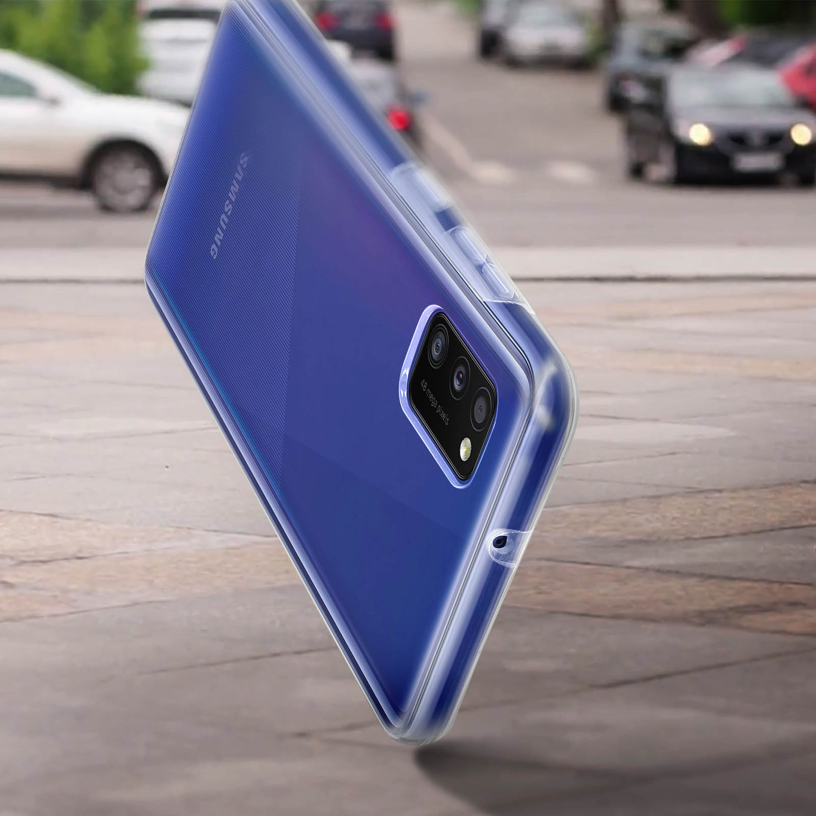Een telefoonhoesje op een Samsung-telefoon, buiten. De hoes is transparant. Auto's op de achtergrond.