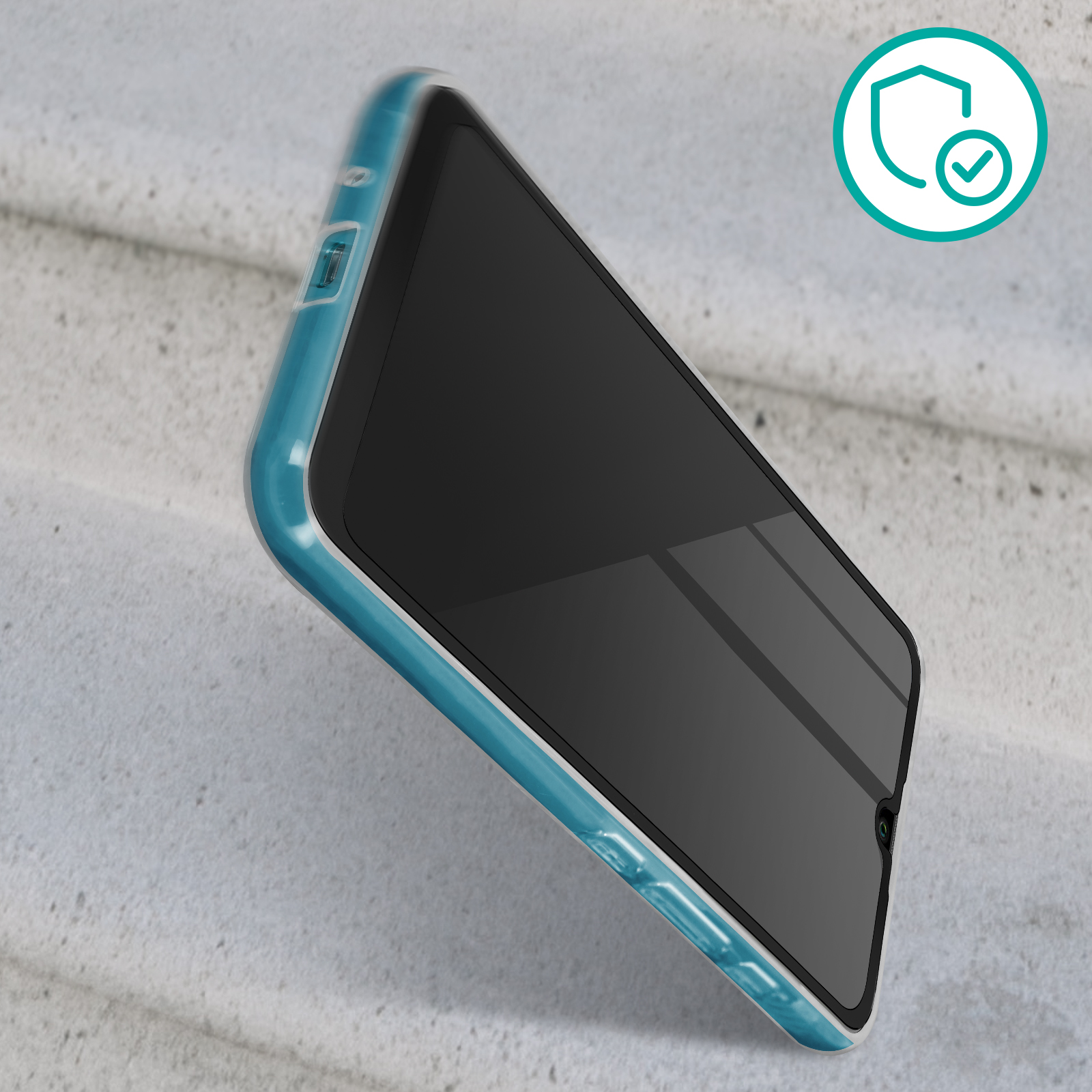 Un smartphone con una funda azul, apoyado sobre una superficie de hormigón.