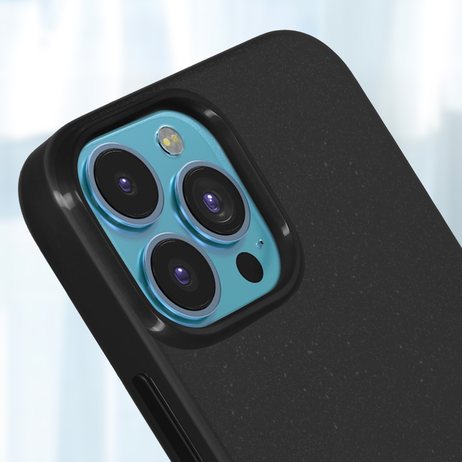 Primo piano di una custodia nera per telefono con sporgenza della fotocamera. Lo sfondo è sfocato.
