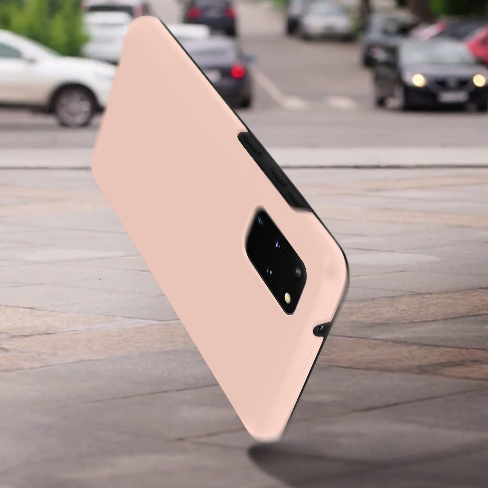 Une coque de téléphone s'appuie contre un arrière-plan flou avec des voitures sur une route.