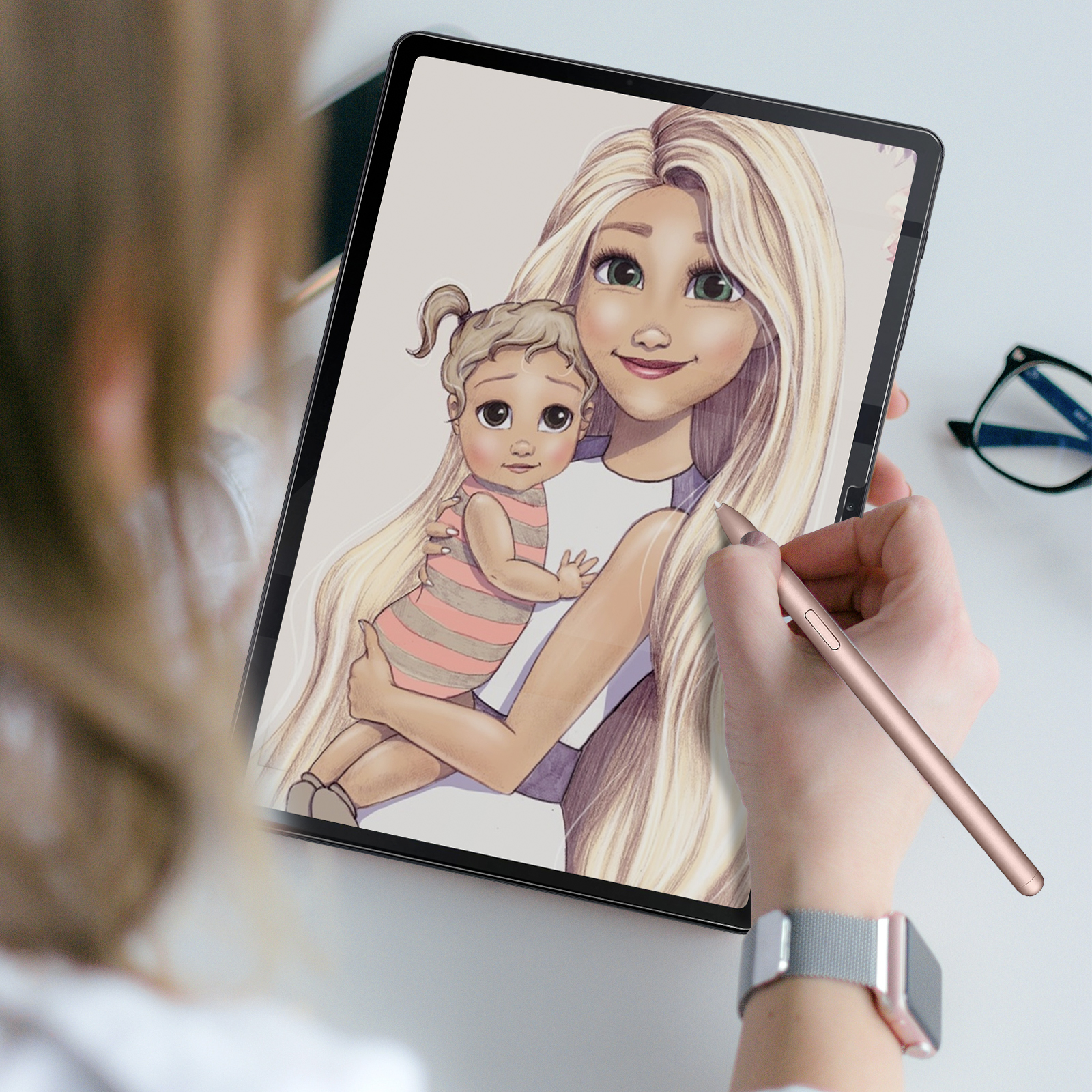 Una mano che tiene un tablet con un cartone animato di una donna e un bambino, una penna è nella mano.