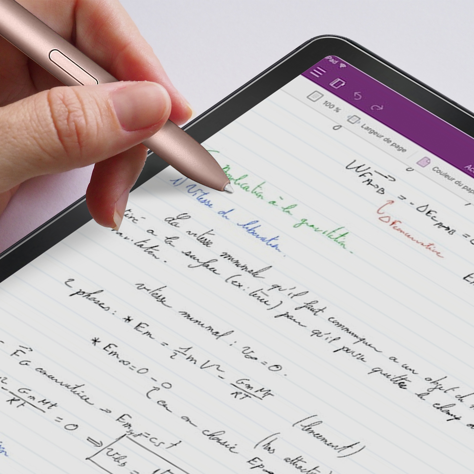 Una mano che scrive su un tablet con una penna stilo.