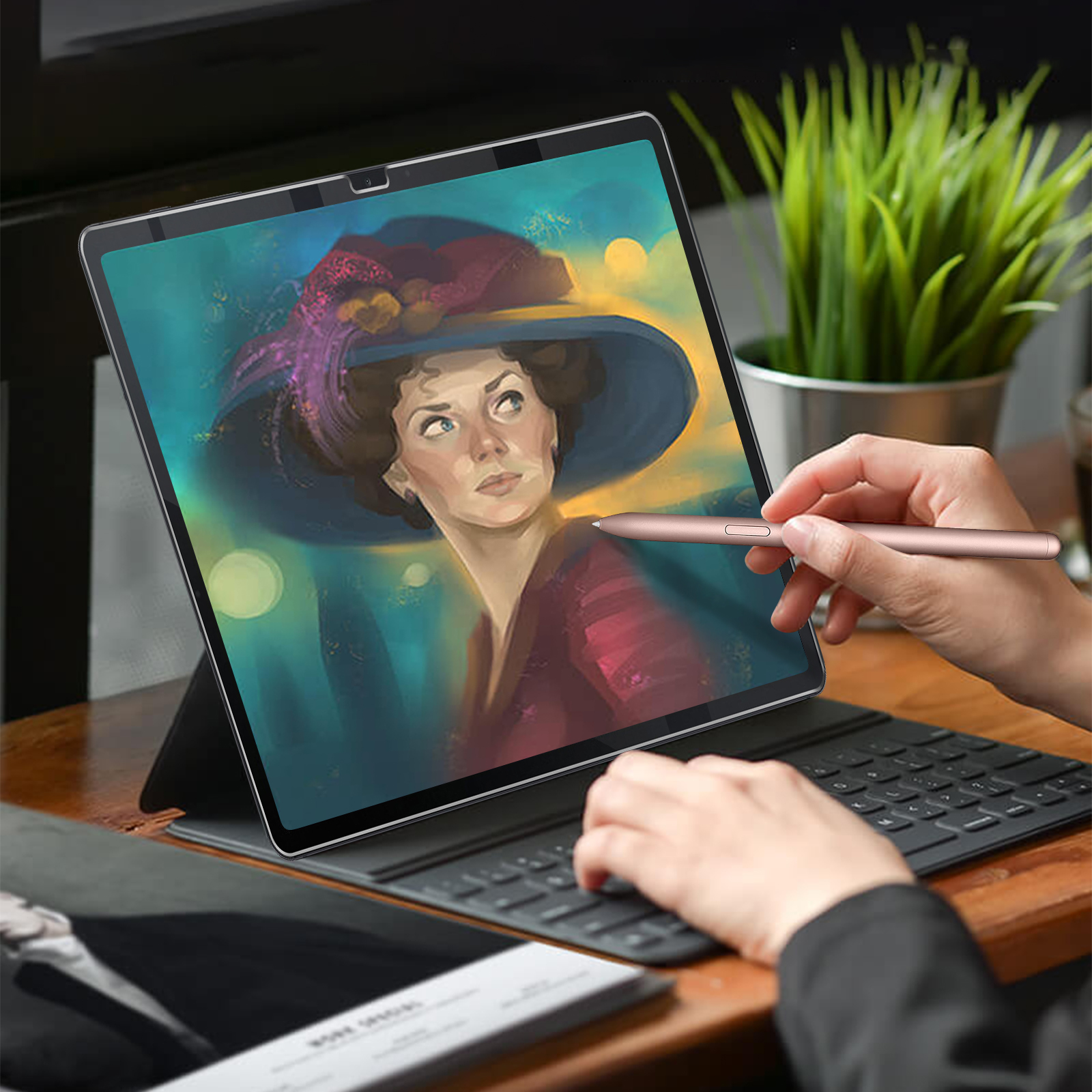 Un tablet con una penna. Una persona sta disegnando sullo schermo. Lo sfondo è una scrivania.