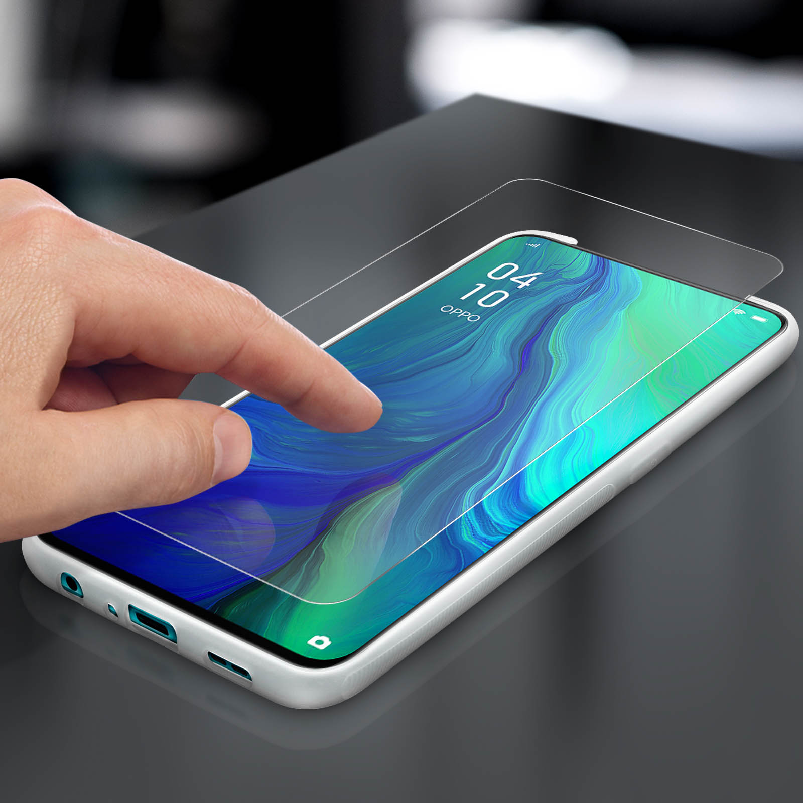 Eine Hand bringt eine Displayschutzfolie auf einem Telefon an. Der Bildschirm des Telefons ist sichtbar.