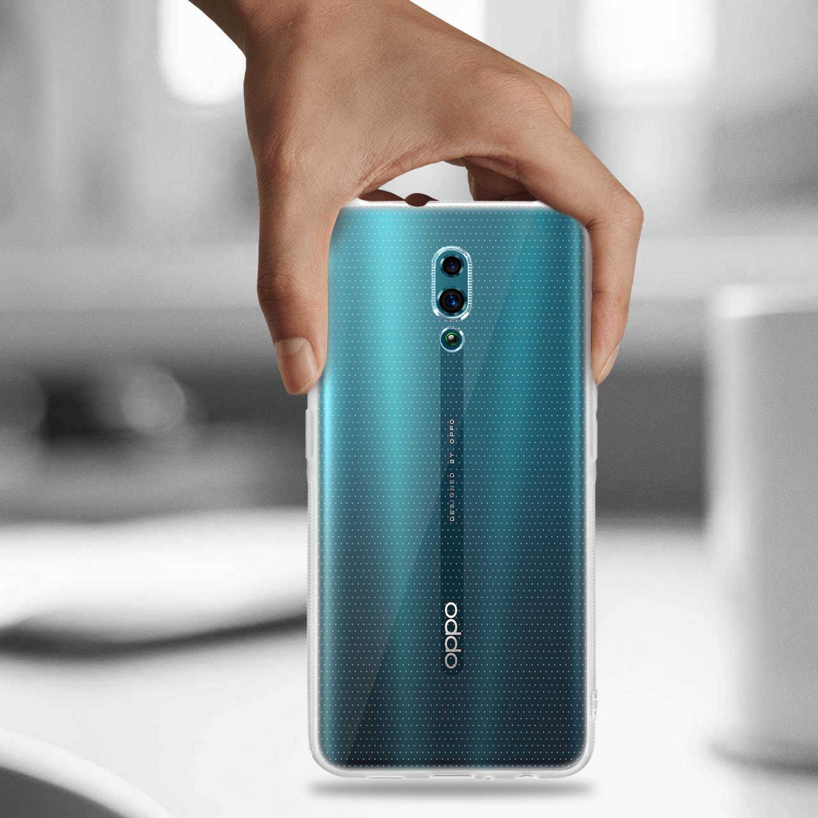 Eine Hand hält eine blaue Handyhülle mit durchsichtigem Rücken, zeigt das Telefondesign.