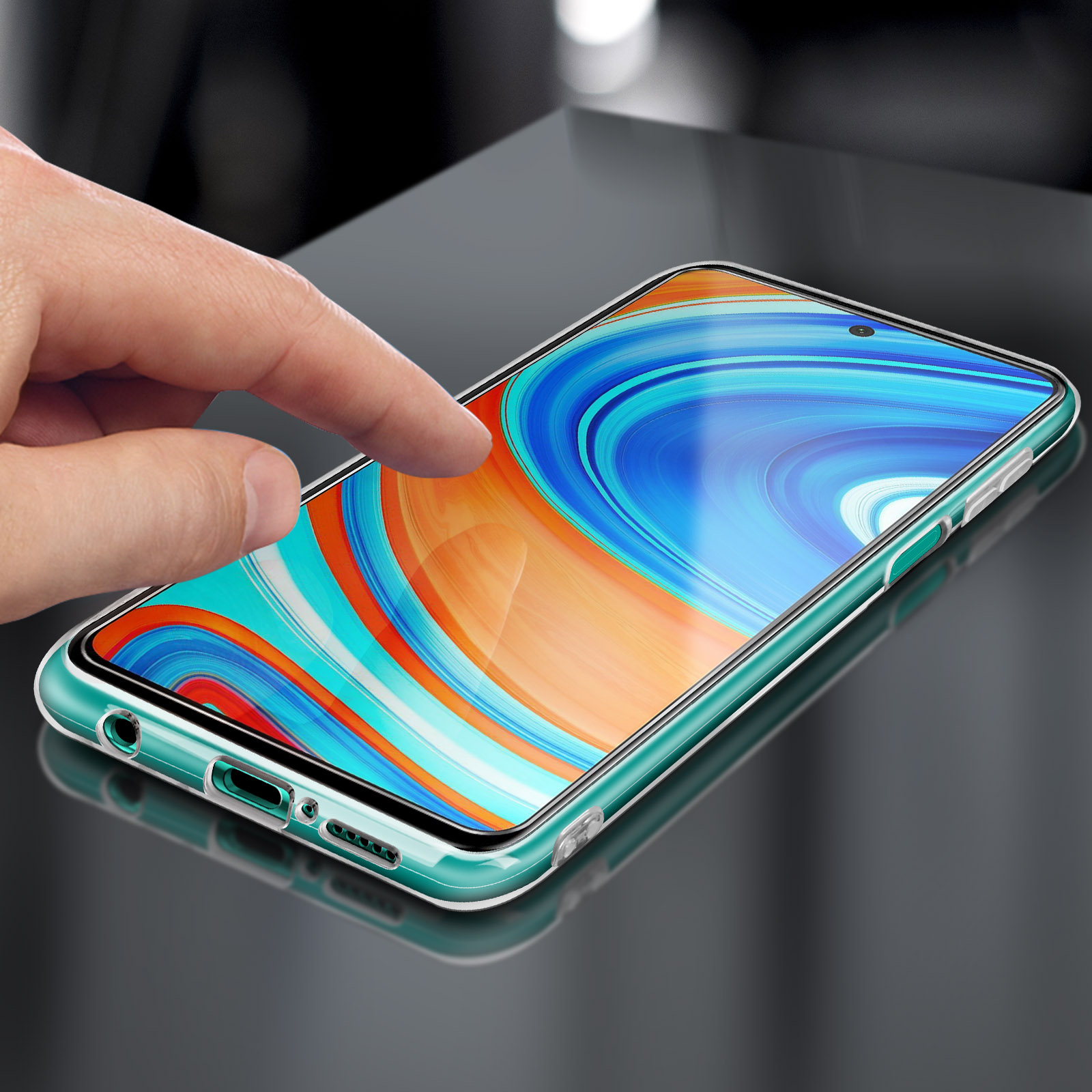 Eine Hand berührt einen Telefonbildschirm mit einer transparenten Hülle auf einer reflektierenden Oberfläche.