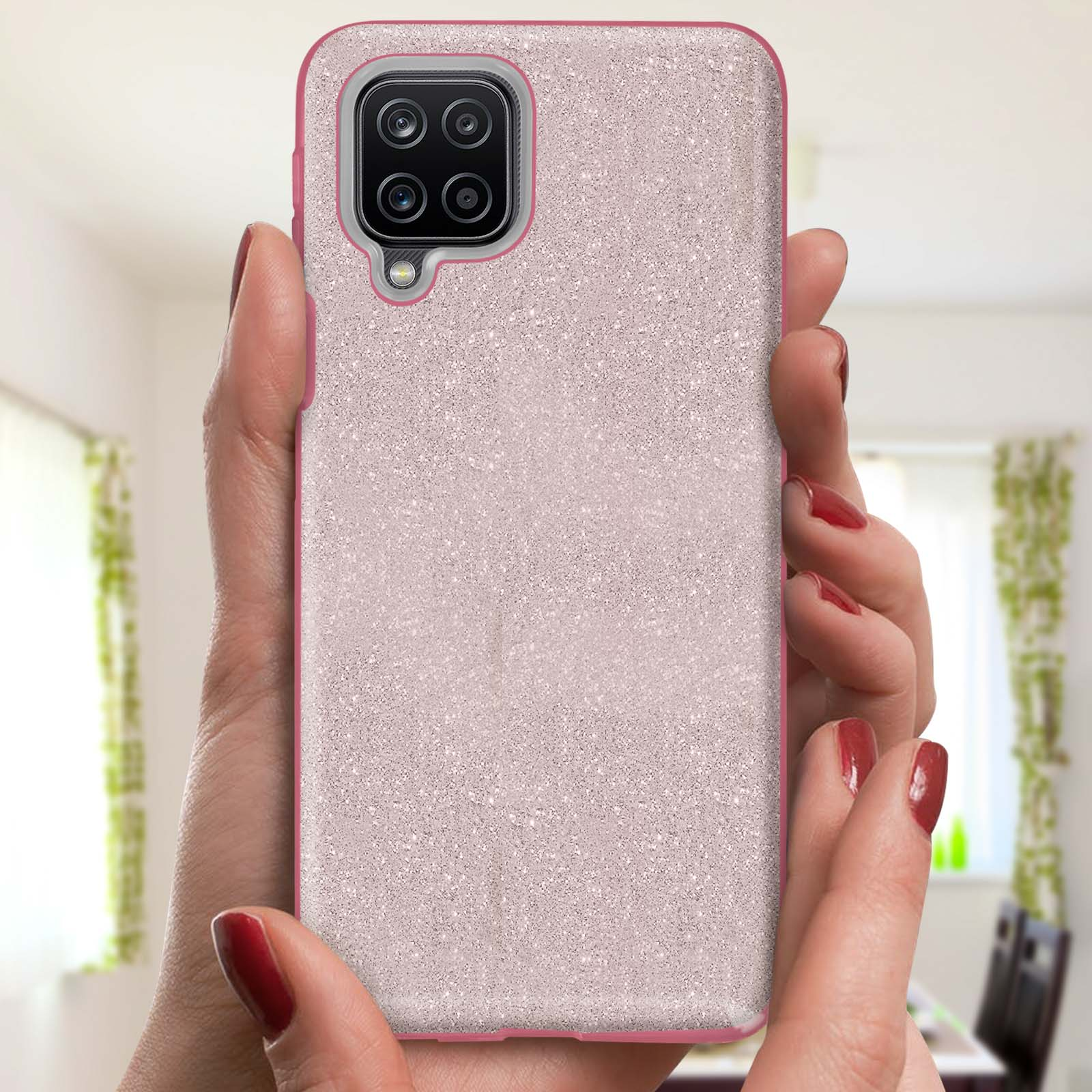 Mains tenant une coque de téléphone. Coque rose avec paillettes. Quatre lentilles.