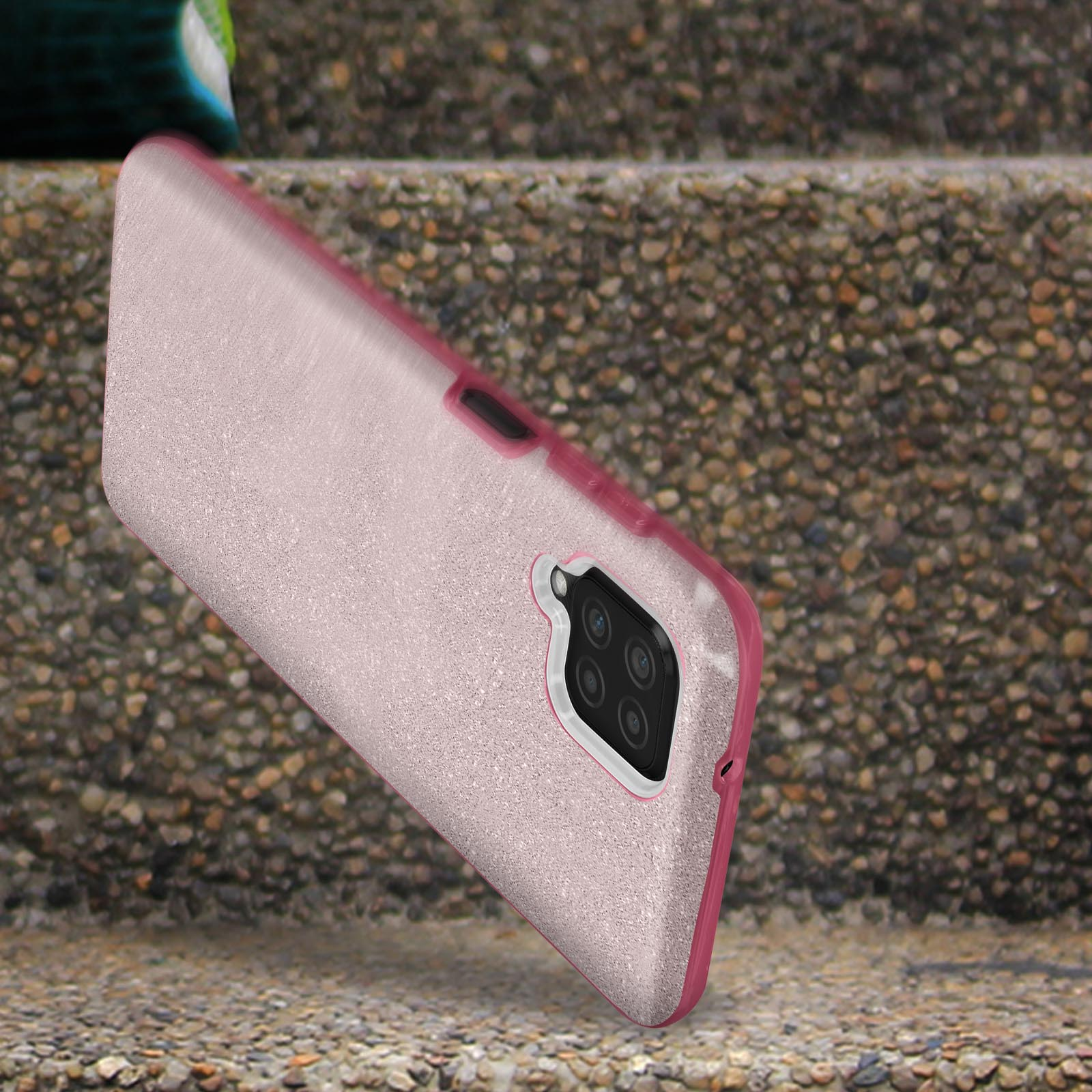 Coque de téléphone rose pailleté sur des marches en pierre.
