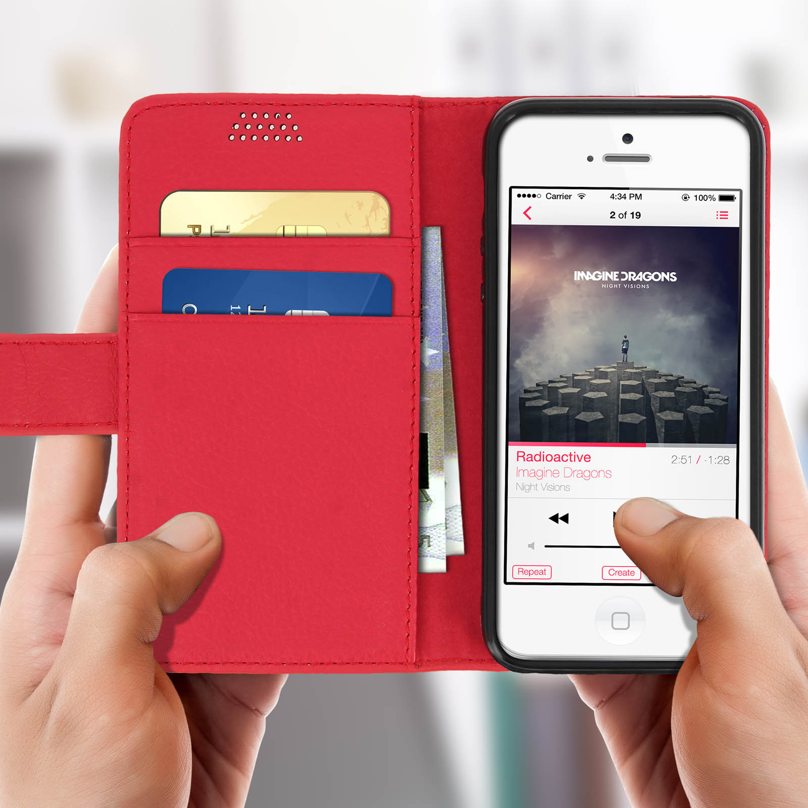 Una persona tiene una custodia rossa, mostrando un'app musicale.