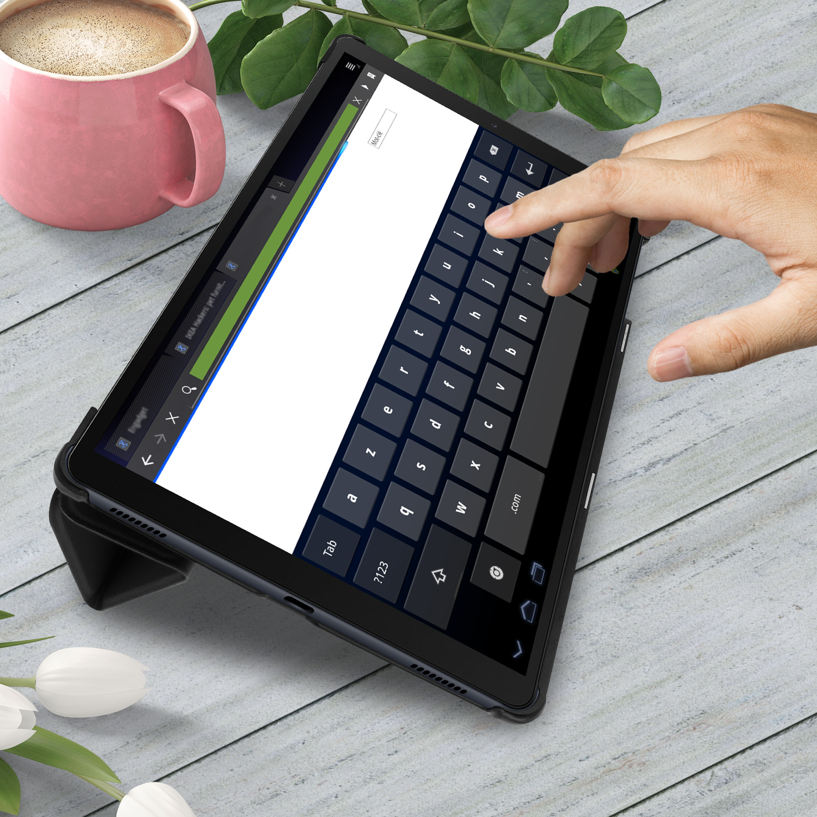 Un tablet con una tastiera sullo schermo è in uso. Una mano tocca lo schermo sopra una tastiera.
