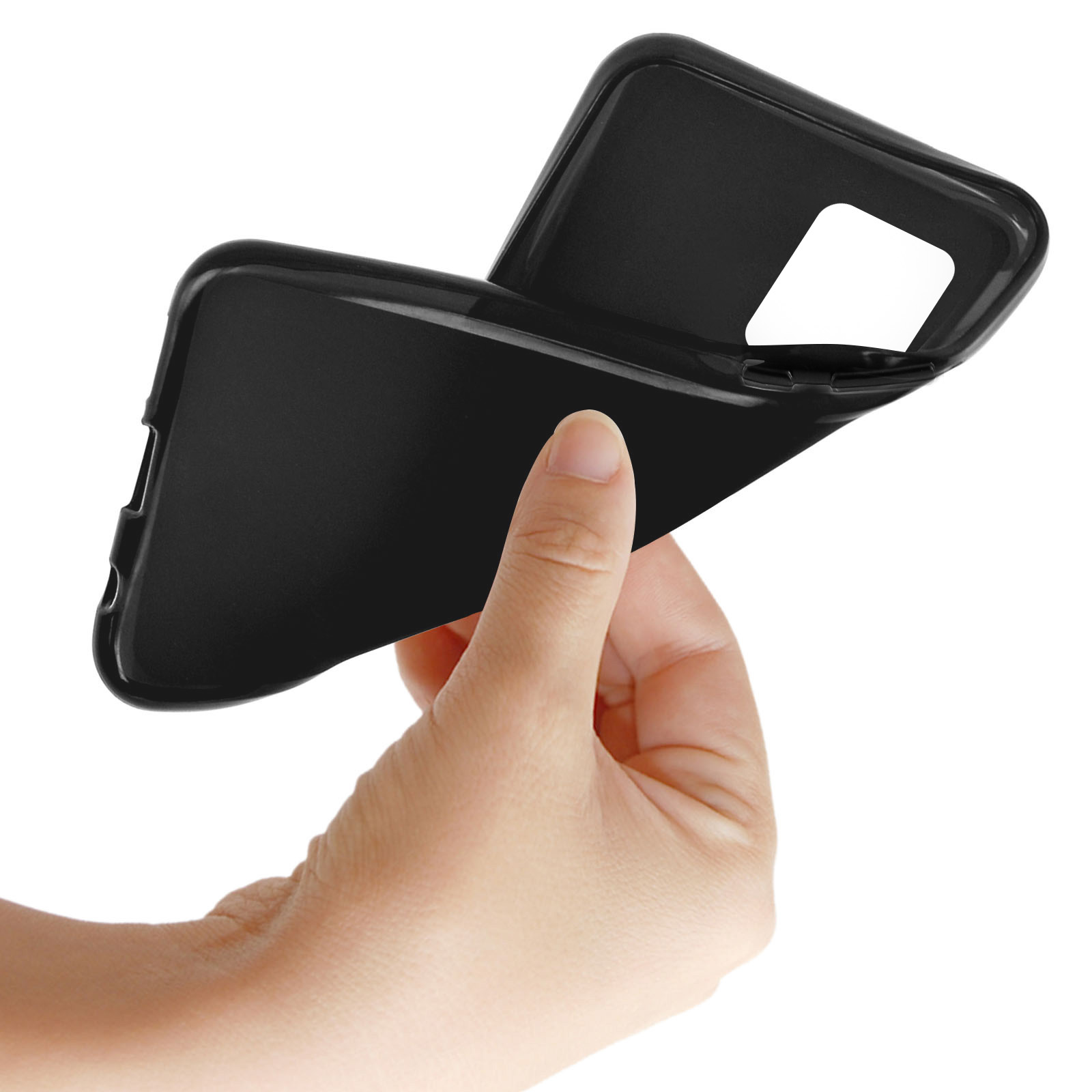 Main tenant une coque de téléphone noire, montrant l'intérieur et la découpe caméra.