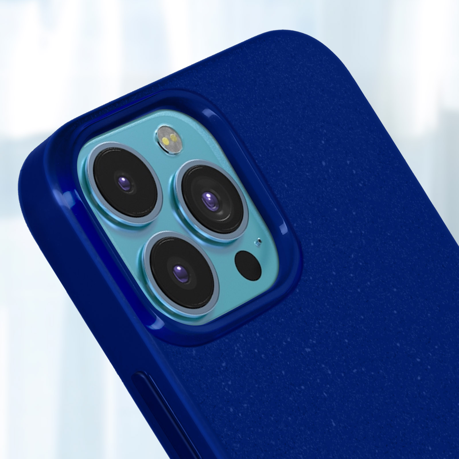 Primo piano di una custodia per telefono blu scuro con un modulo fotocamera. Lo sfondo è sfocato.
