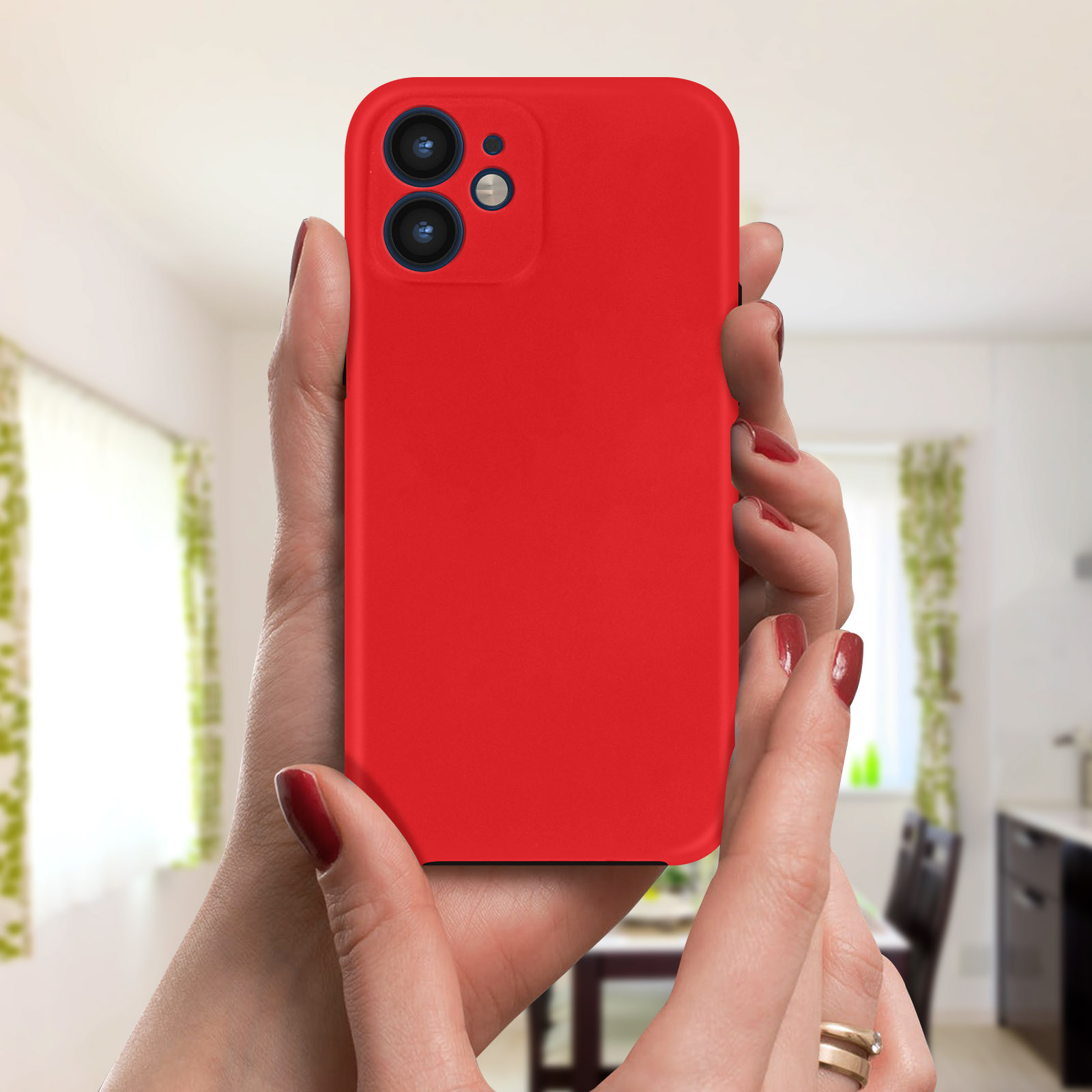 Mani che tengono un telefono rosso con una custodia. La custodia ha un'area circolare per la fotocamera.