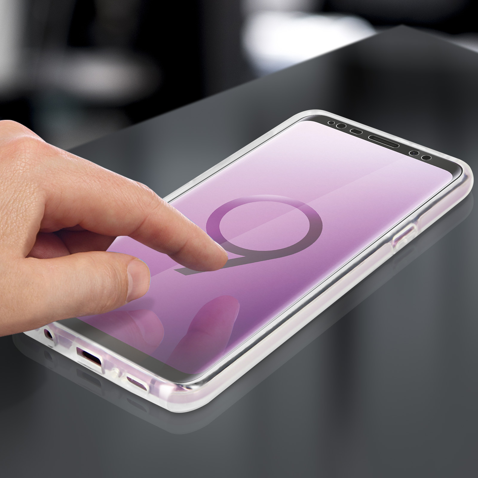 Una mano tocca lo schermo di un telefono con una protezione schermo applicata.