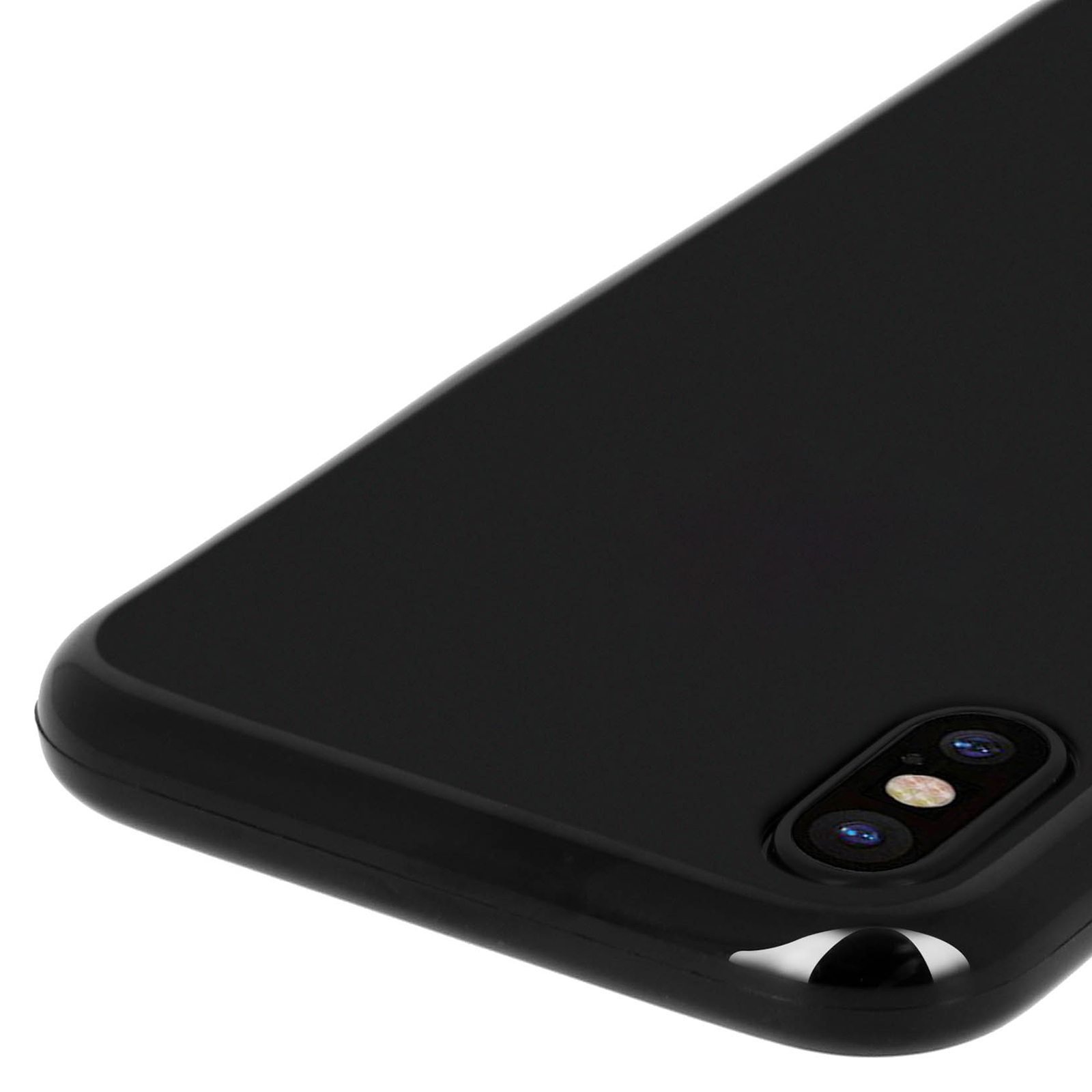 Primo piano di un telefono nero con tre fotocamere. Il retro del telefono è visibile.